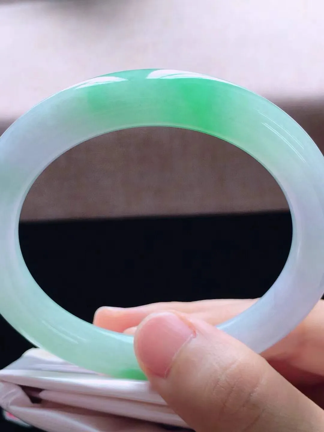 【翡翠名称】冰春彩56圈口圆条翡翠手镯
【翡翠尺寸】56*9.6*9.3mm适合56-58正圈口佩戴
【翡翠描述】缅甸天然翡翠A货，种老水足，玉质细腻，色泽靓丽，性价比高，佩戴效果好！