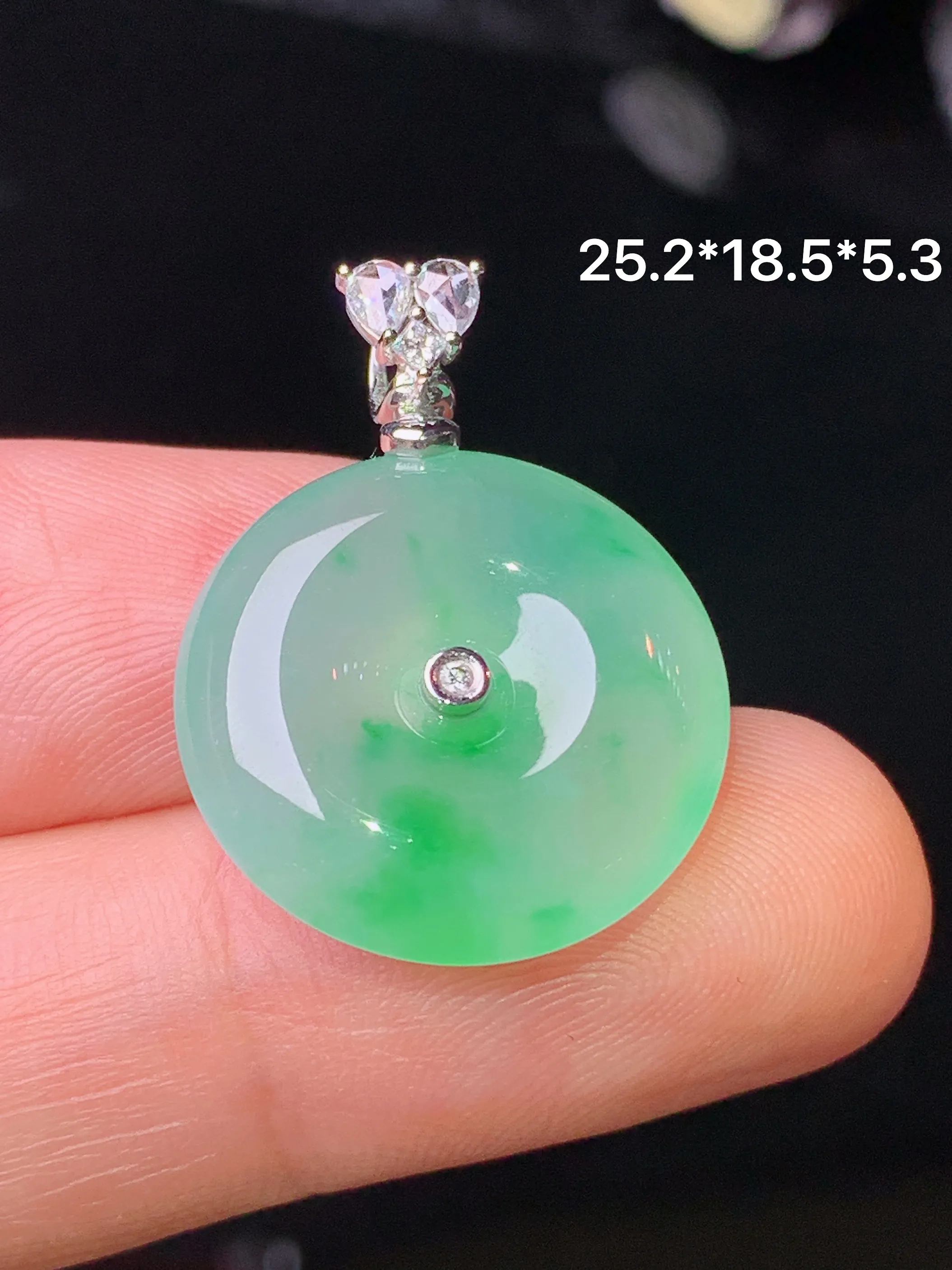 18k金钻镶嵌飘绿平安扣吊坠 玉质细腻 色泽清新艳丽 整体尺寸25.2*18.5*5.3