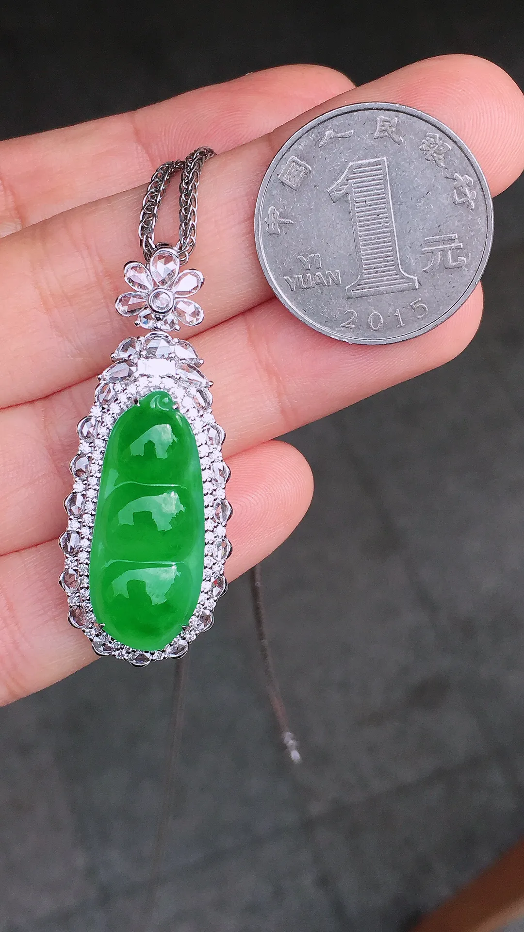 阳绿福豆吊坠，色泽均匀艳丽，玉质细腻，荧光感超
强，饱满圆润，尽显优雅气质，18k
金豪华镶嵌