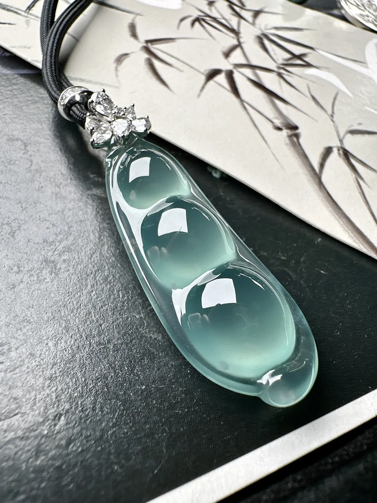 【冰种福豆吊坠】天空蓝老料，起钢光，种地上乘，冰感十足，通透起光，饱满圆润，收藏品质，18k金钻镶嵌，裸石尺寸44.8*16.6*9.7毫米