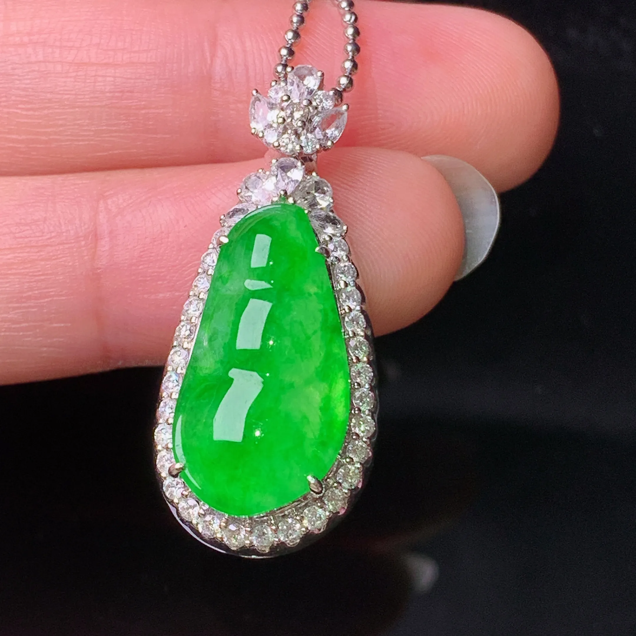 18k金钻镶嵌翠绿四季豆吊坠 玉质细腻 色泽清新艳丽 整体尺寸31*14*9.6