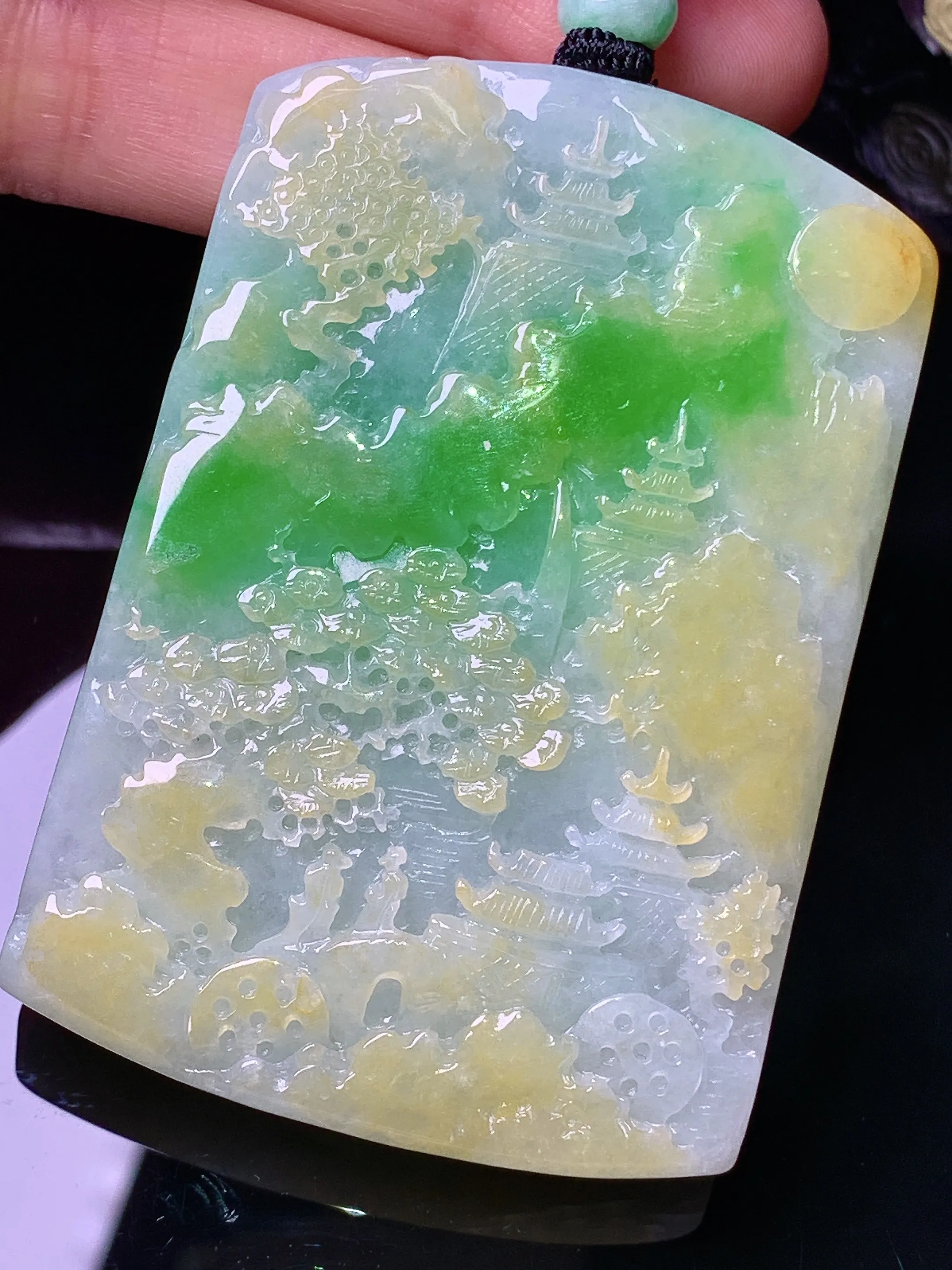 飘黄绿山水牌子吊坠 玉质细腻 色泽清新艳丽 整体尺寸64.5*44.3*9