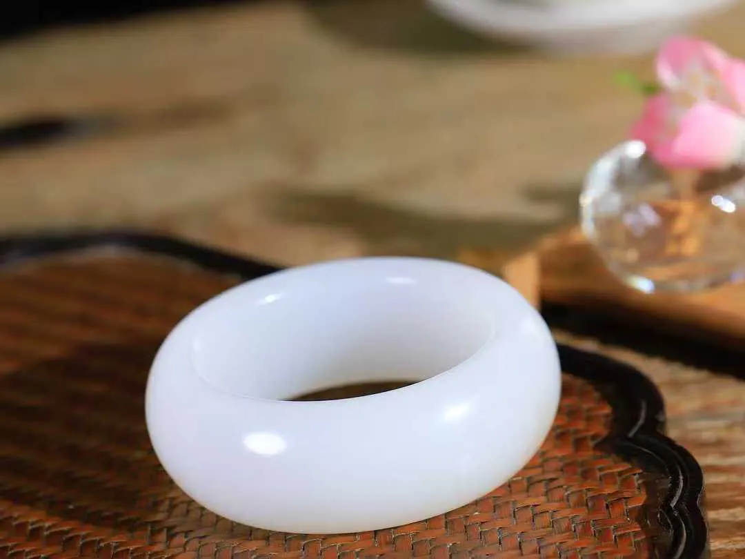 （柔情似水.手镯）

收藏级臻品和田玉白玉带藕粉手镯，玉质温润细腻，镯型饱满圆润，优雅知性，姽婳于