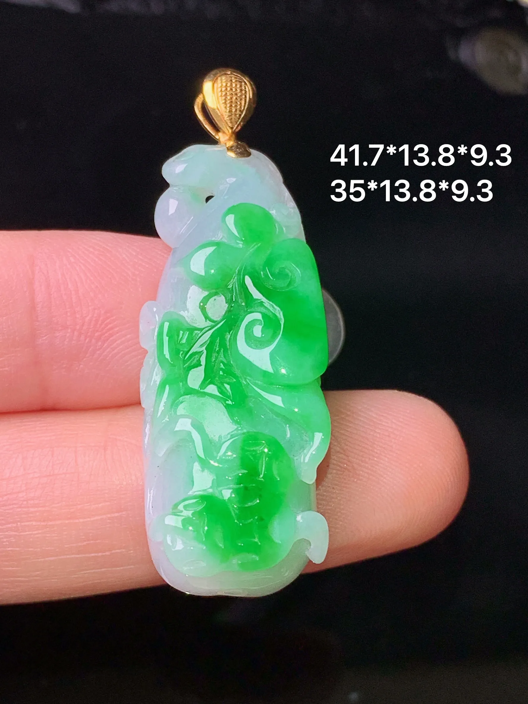 18k金镶嵌飘绿如意吊坠 玉质细腻 色泽清新艳丽 整体尺寸41.7*13.8*9.3