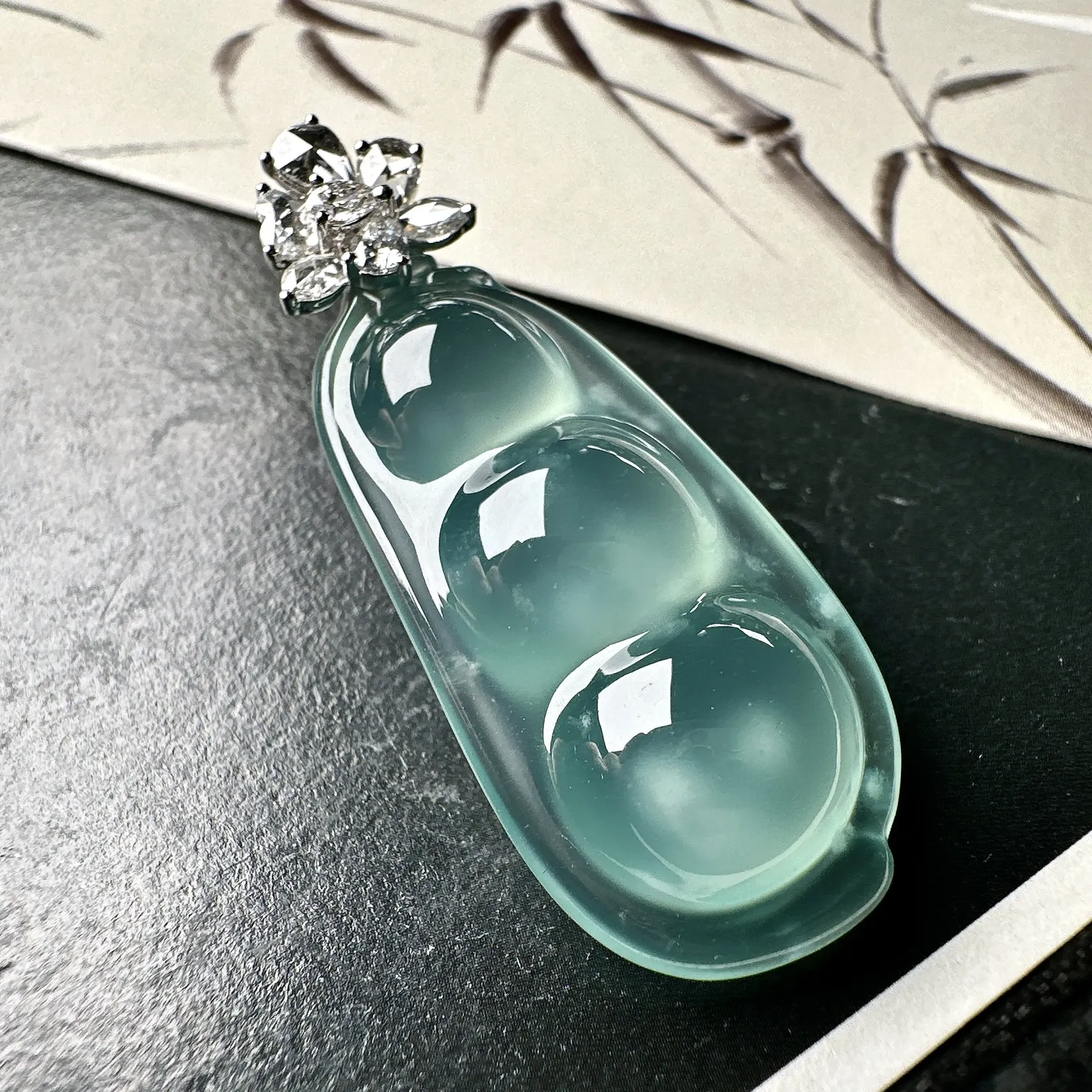 【冰种福豆吊坠】天空蓝老料，起钢光，种地上乘，冰感十足，通透起光，饱满圆润，收藏品质，18k金钻镶嵌，裸石尺寸36.9*16.9*8.5毫米