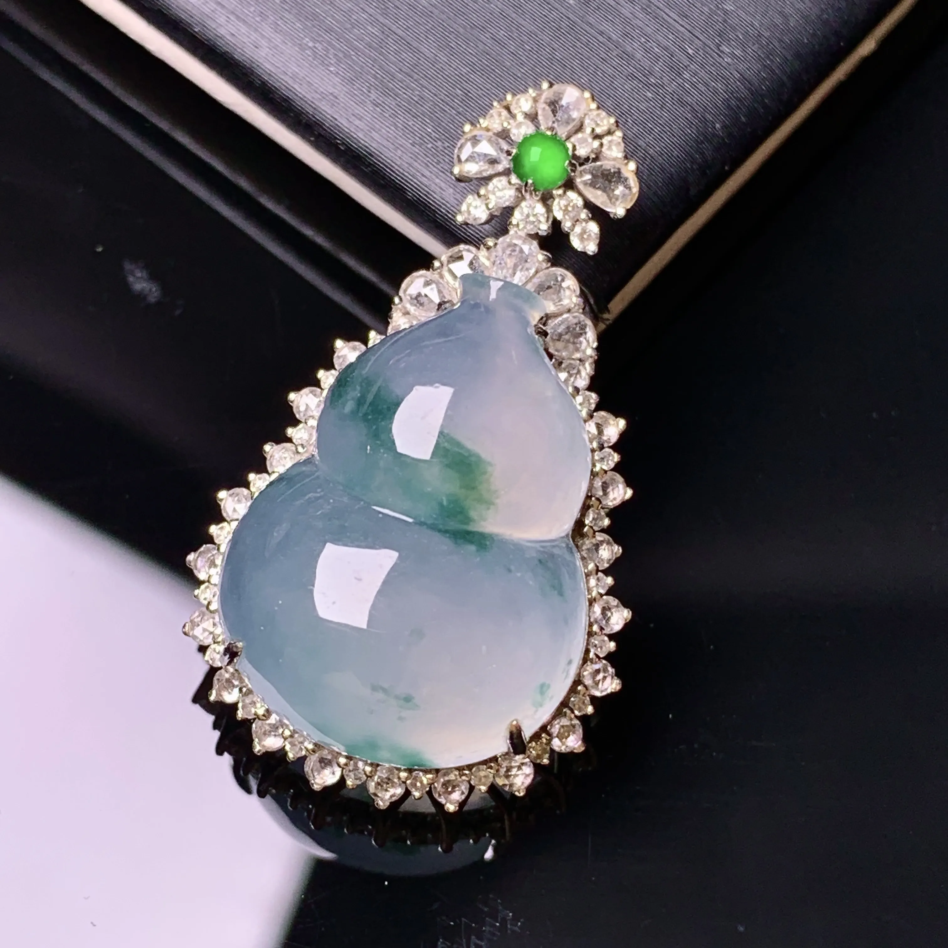 18k金钻镶嵌冰种飘绿葫芦吊坠 玉质细腻 色泽清新艳丽 整体尺寸31.7*18.7*10.7