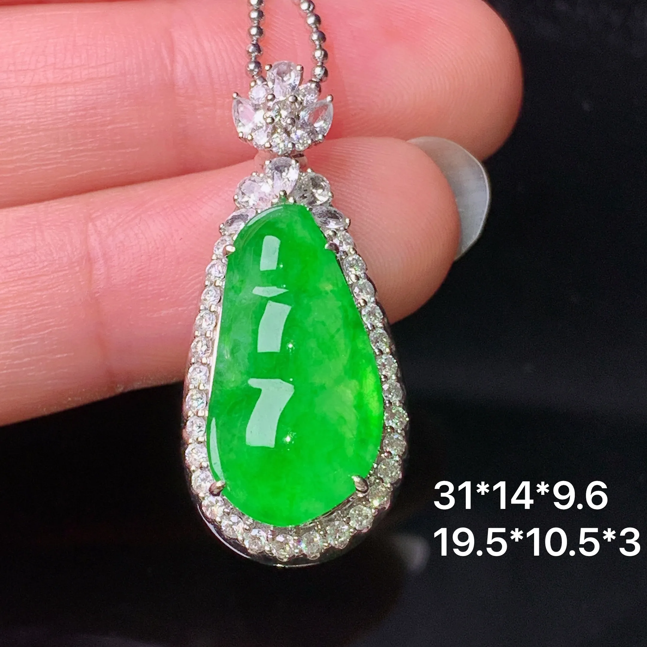 18k金钻镶嵌翠绿四季豆吊坠 玉质细腻 色泽清新艳丽 整体尺寸31*14*9.6