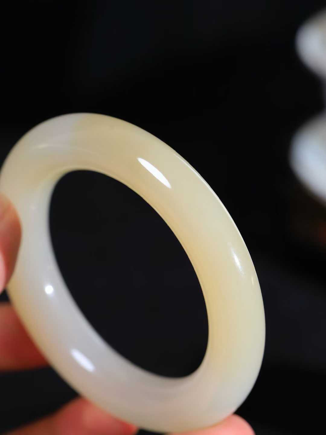 【腕间柔情.手镯】   

精品️和田玉糖白玉圆条手镯 玉质温润细腻 油性十足 古朴秀雅 轻抚岁月的栏杆软香温玉，腕间玉镯轻轻晃动，令人情动心间，撷一缕月末的芬芳，把心思铺陈，时光静美，惟有你最温柔。重81克   尺寸54.5-12.7-13.2mm  461141900T