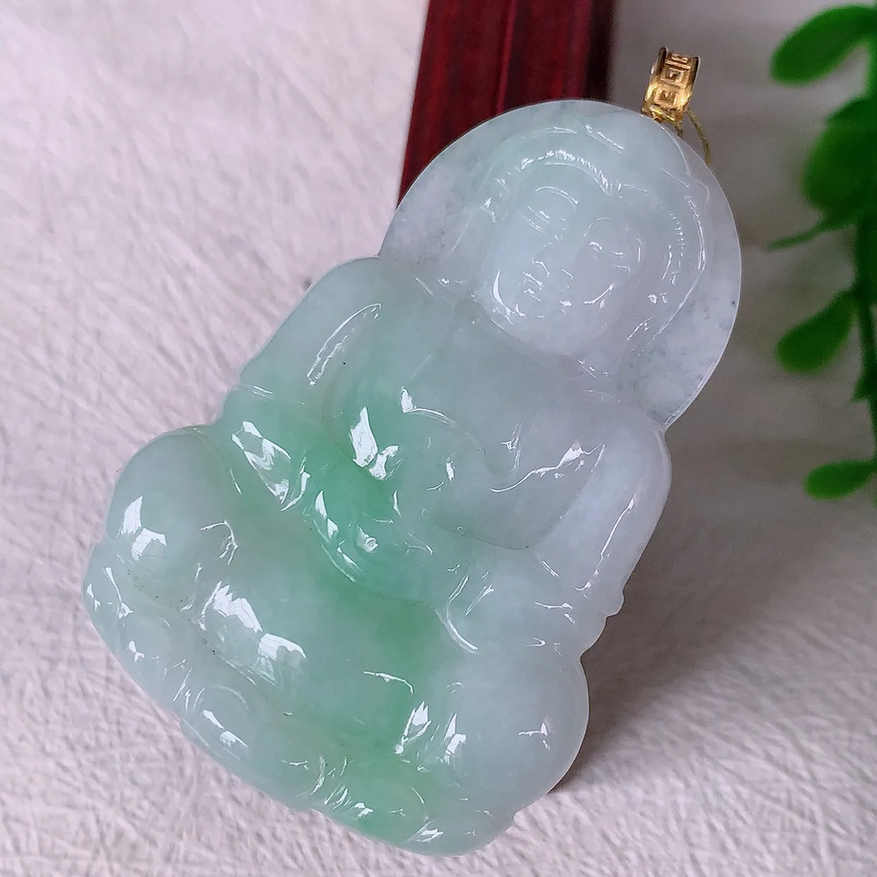 18K金镶嵌冰润飘绿翡翠观音菩萨吊坠，赐福翡翠观音，观音面相端庄，品相佳，佩戴气质！#35.17整体59裸石53*36*5.5