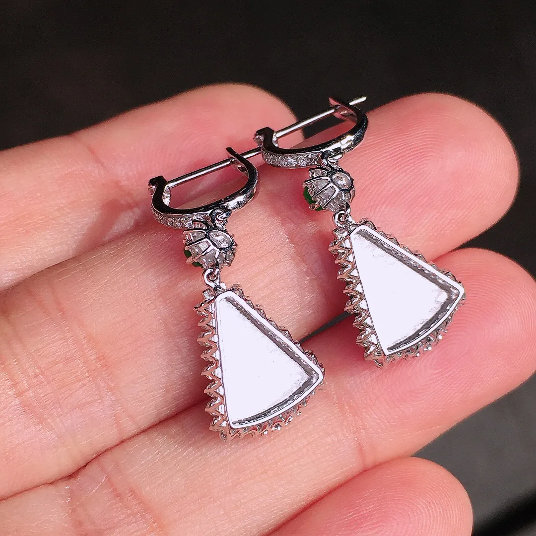 阳绿无事牌耳坠，色泽均匀艳丽，玉质细腻，荧光感超
强，饱满圆润，尽显优雅气质，18k
金豪华镶嵌