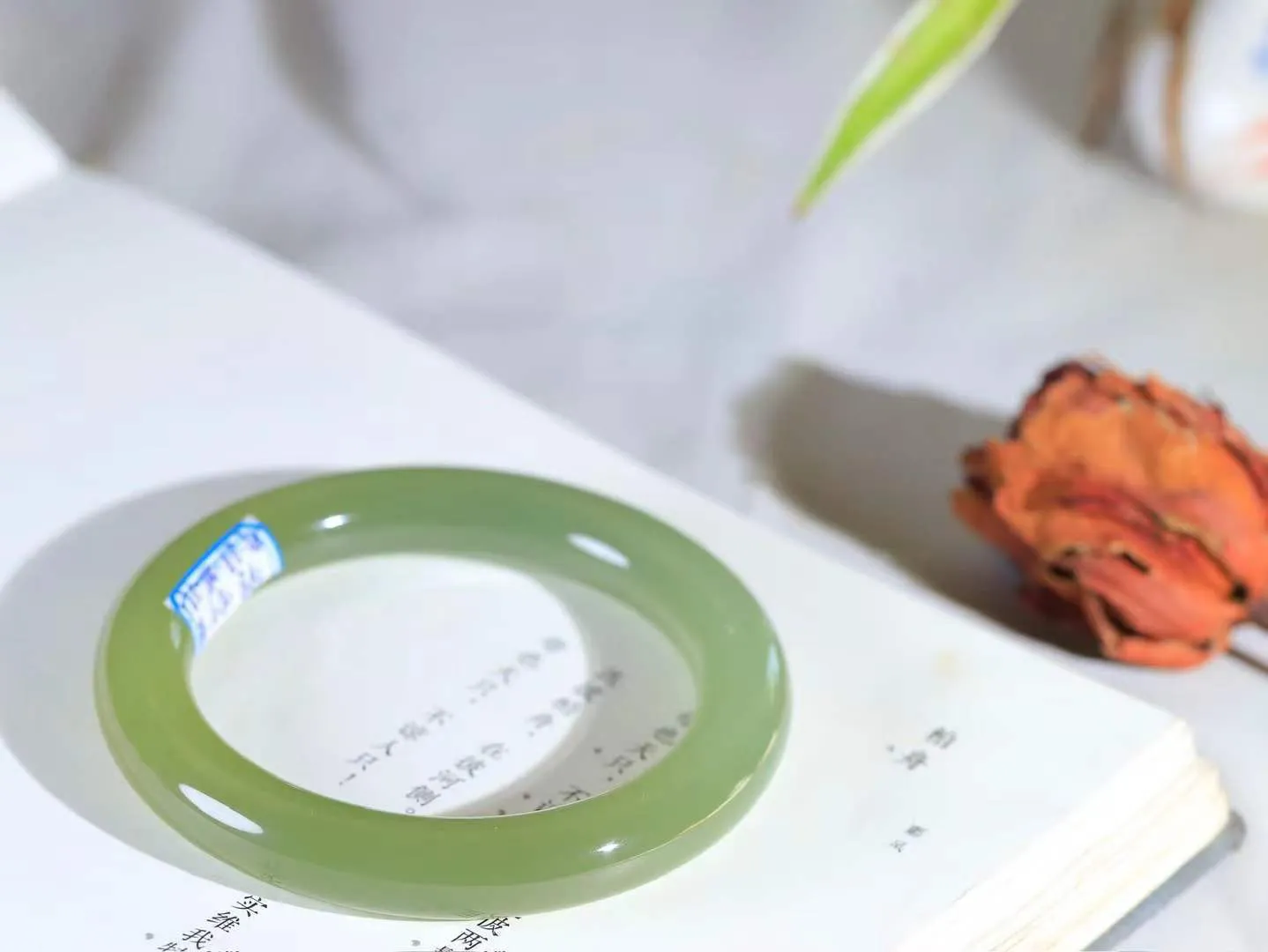 【晴水相伴.镯】

精品️和田玉晴水圆条手镯，以其淡雅的晴水色调，成为腕间的一抹亮色。玉质细腻，触