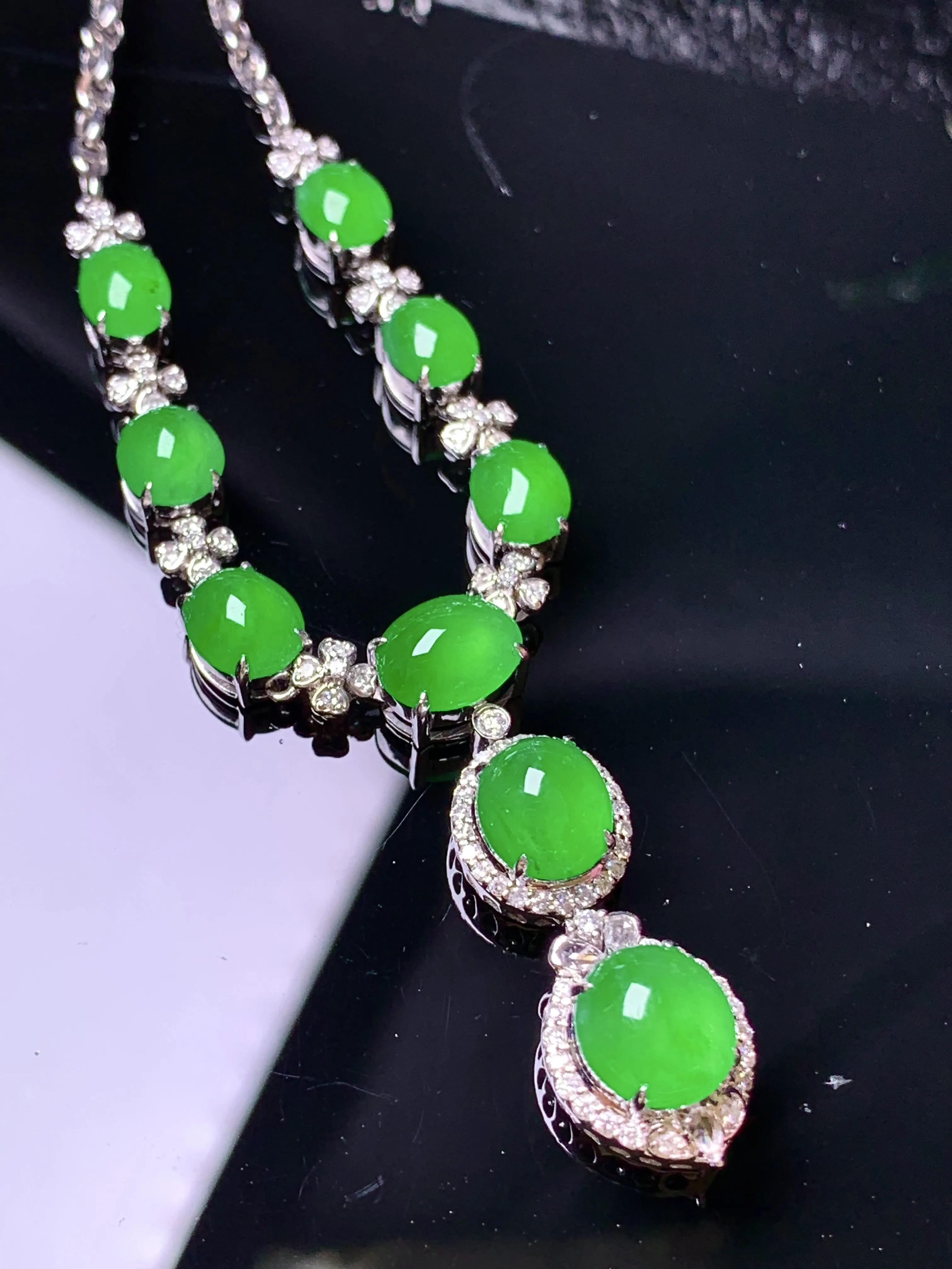 18k金钻镶嵌满绿蛋面项链 玉质细腻 色泽清新艳丽 整体尺寸67*9.8*7.6