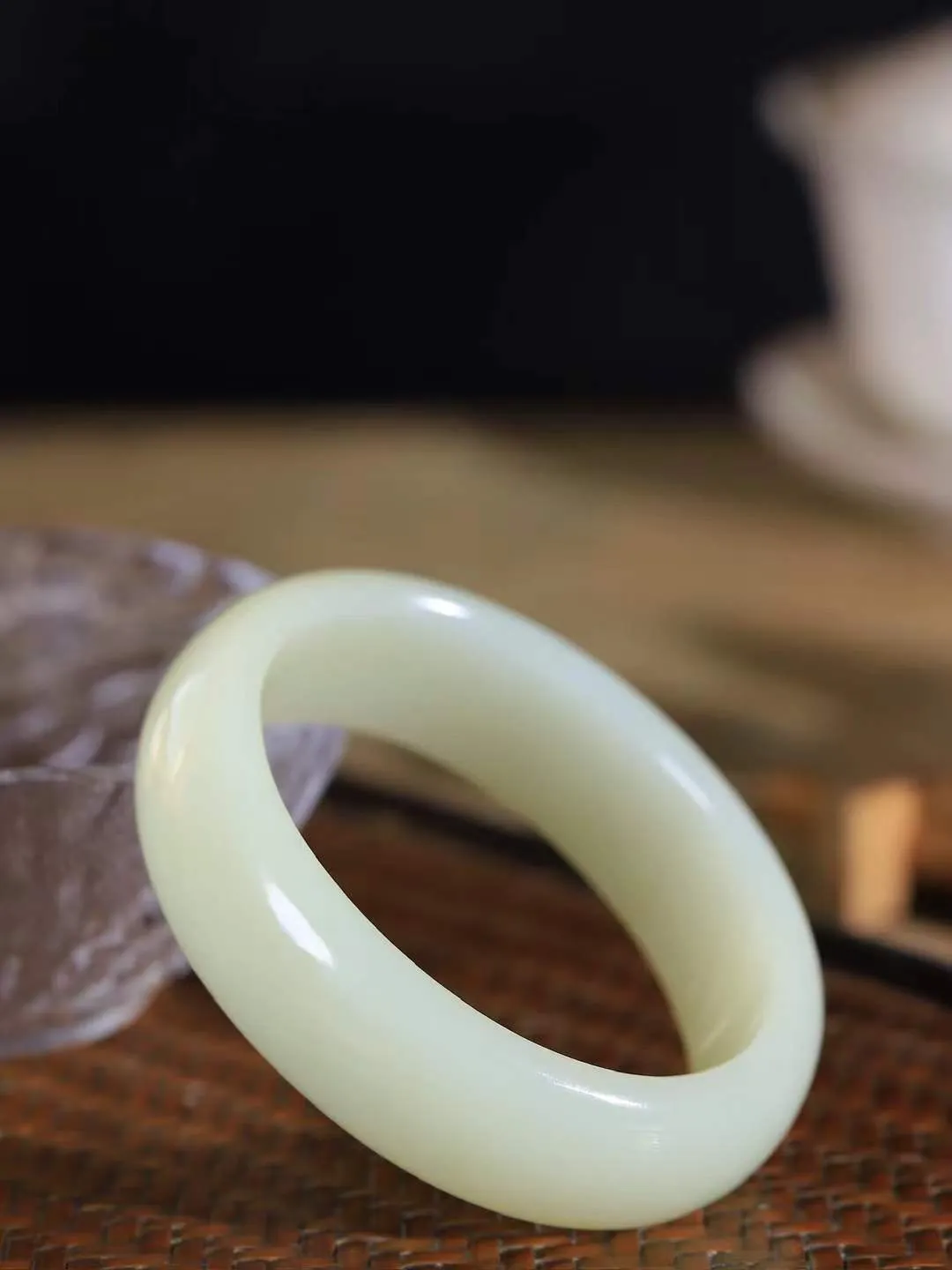 【贵妃镯.玉腕清响】    

精品和田玉贵妃镯，玉质温润细腻 油性十足 相传杨贵妃十分喜爱椭圆形态手镯，后人称其为贵妃镯。因其形与人手腕形相吻合，佩戴更服帖，别具妩媚风格。
重61.5克   内径52-47mm尺寸18.6-7.1mm   fDL-101101916