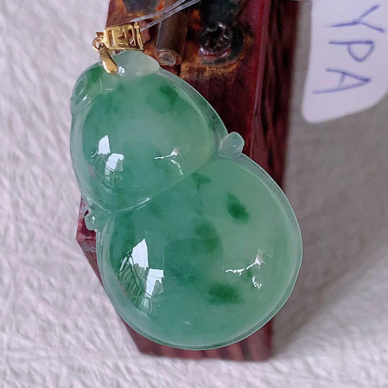 18K金镶嵌冰种飘花翡翠葫芦吊坠，葫芦寓意福禄双全，财源滚滚，佩戴效果优雅迷人！#49.17整体29.5裸石24.5*16-5.8