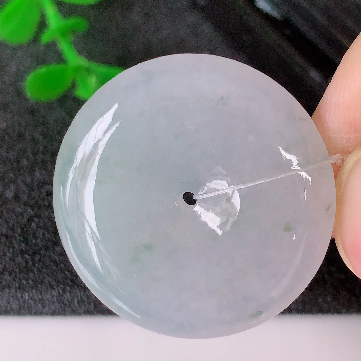 自然光实拍，冰种飘花翡翠平安扣吊坠，翠色灵动，种老水足，寓意好，品相佳，佩戴佳品！#49.17