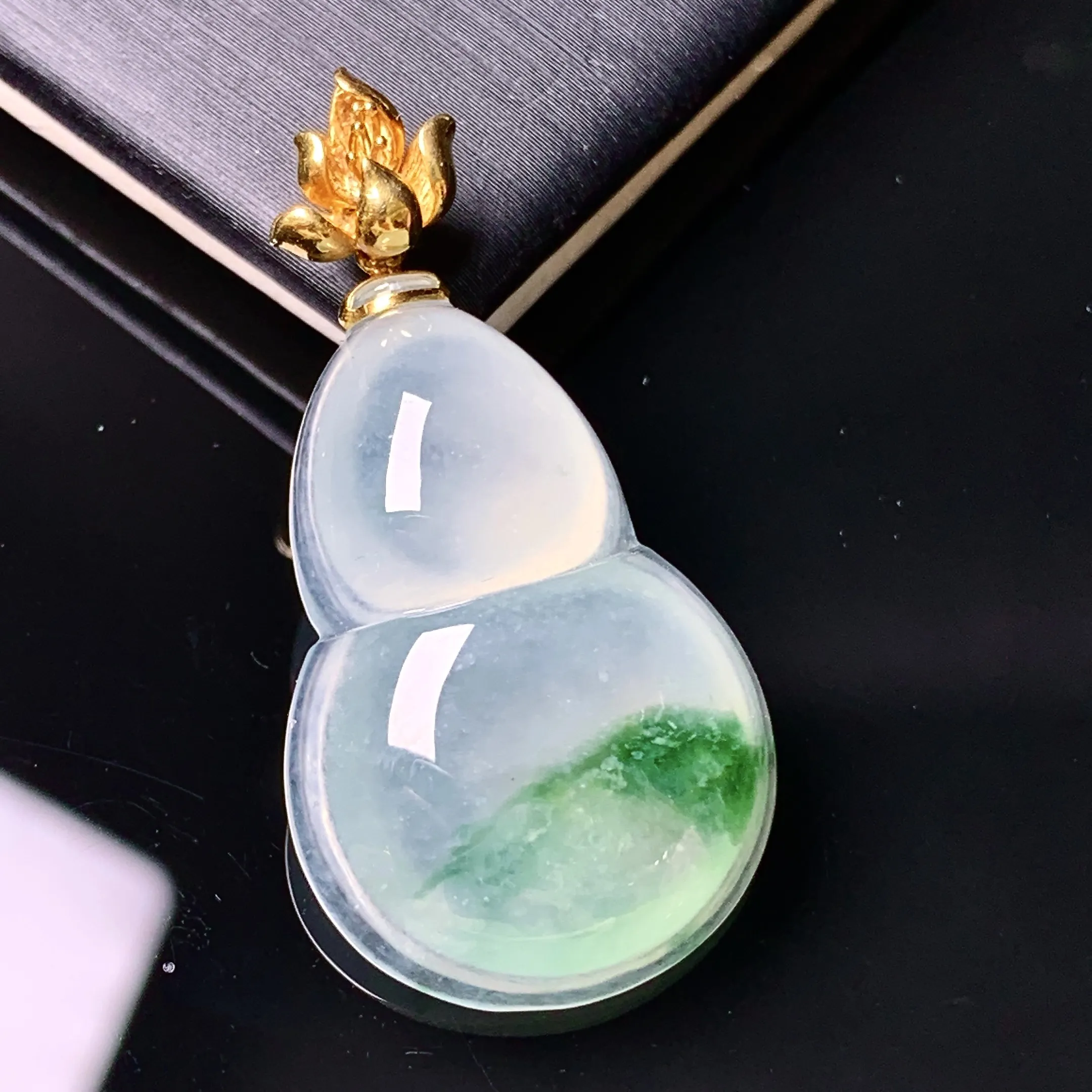 18k金镶嵌飘绿葫芦吊坠 玉质细腻 色泽清新艳丽 整体尺寸36.2*18.5*5.8