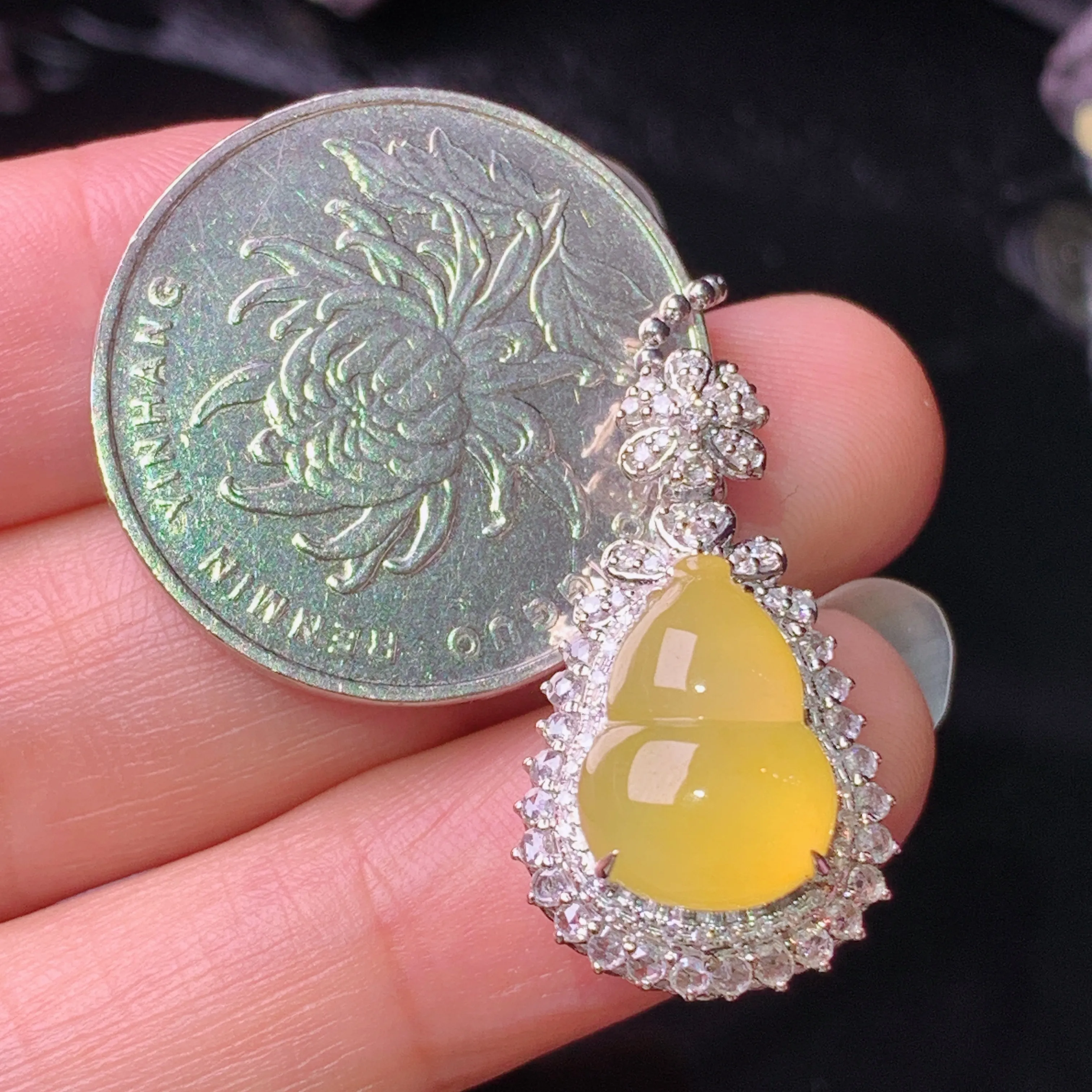 18k金钻镶嵌黄翡葫芦吊坠 玉质细腻 色泽清新艳丽 整体尺寸25.5*14.5*11.6