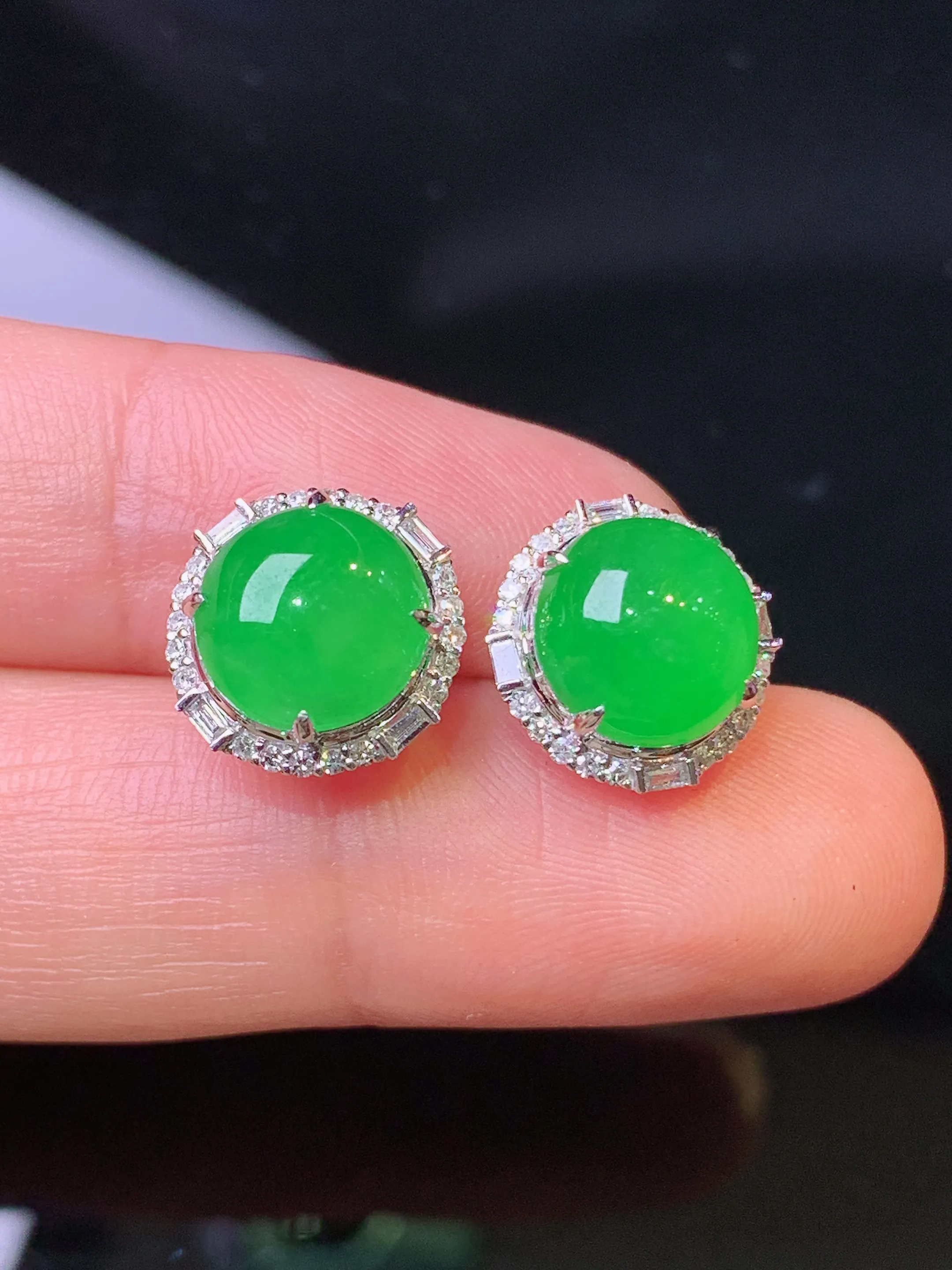18k金钻镶嵌满绿蛋面耳钉 玉质细腻 色泽清新艳丽 整体尺寸11*8