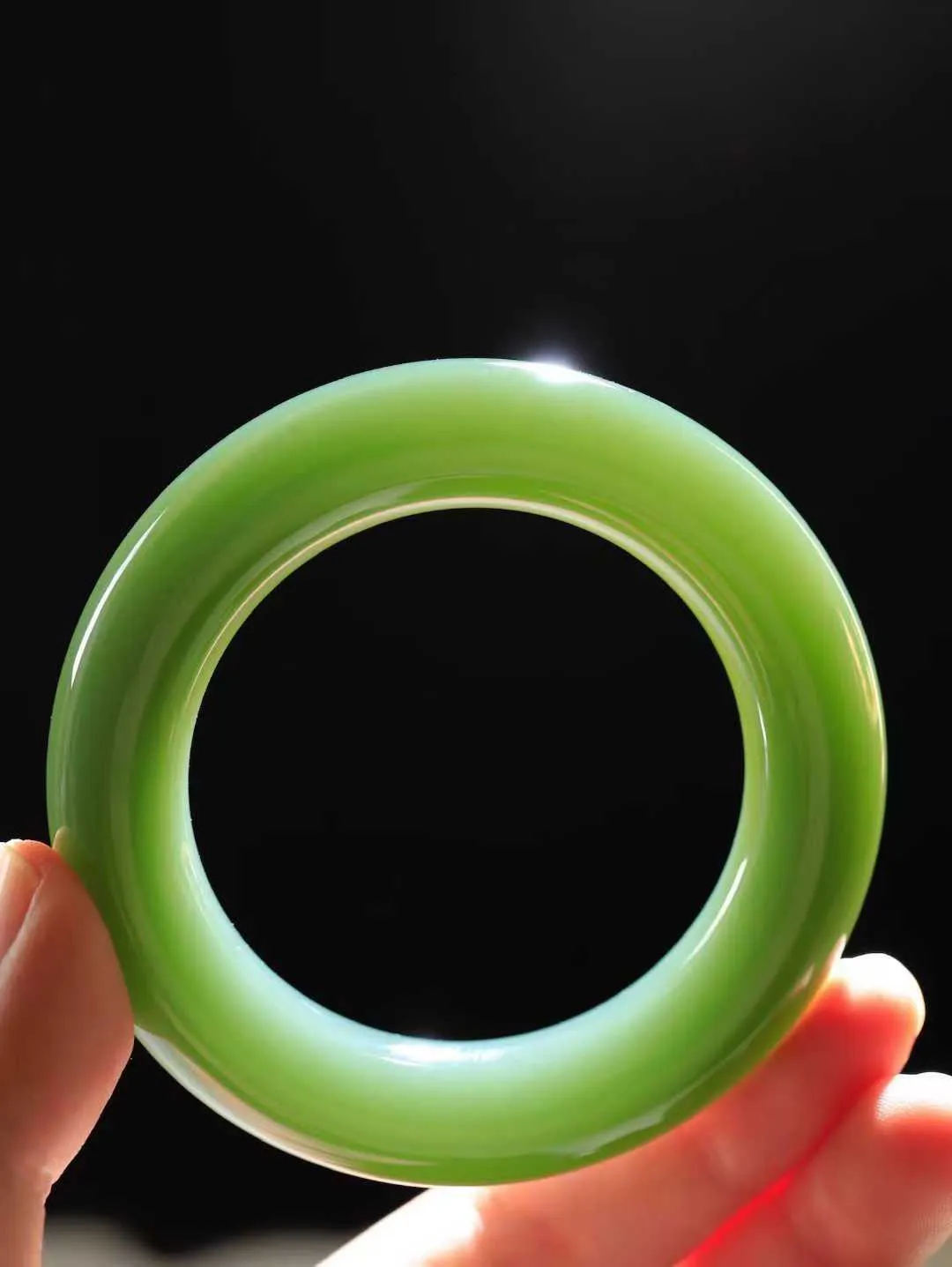 【碧波流转·手镯】

收藏传家级臻品️和田玉碧玉圆条手镯，玉质细腻温润，手感舒适，️线条流畅，简约大气，美自天成，佩戴于腕间，婉约之美，举手投足间透出那份低调奢华，醉人心扉。
重94.2克 内径圈口52.5mm  尺寸14-13.5mm  FDT-111101933