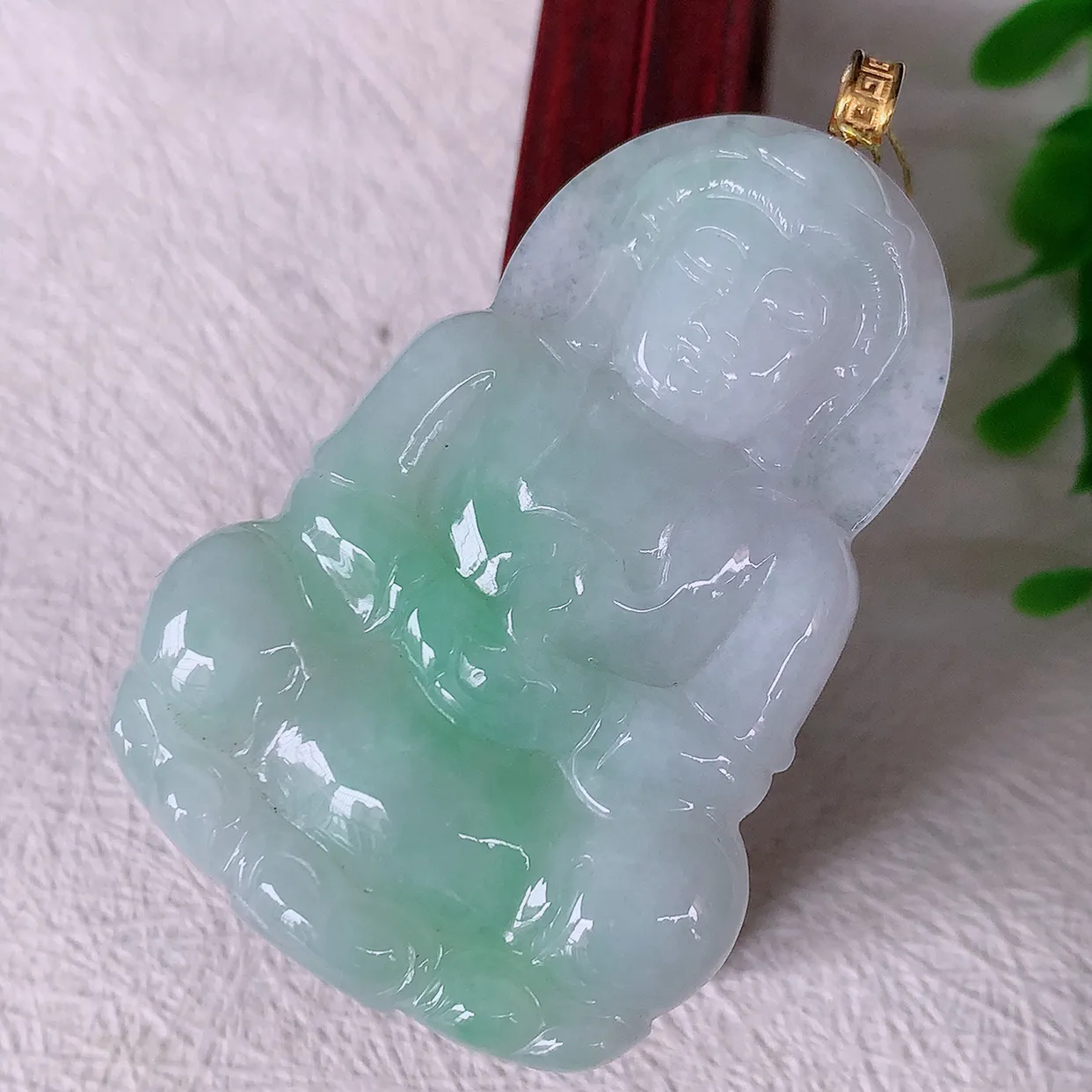 18K金镶嵌冰润飘绿翡翠观音菩萨吊坠，赐福翡翠观音，观音面相端庄，品相佳，佩戴气质！#35.17整体