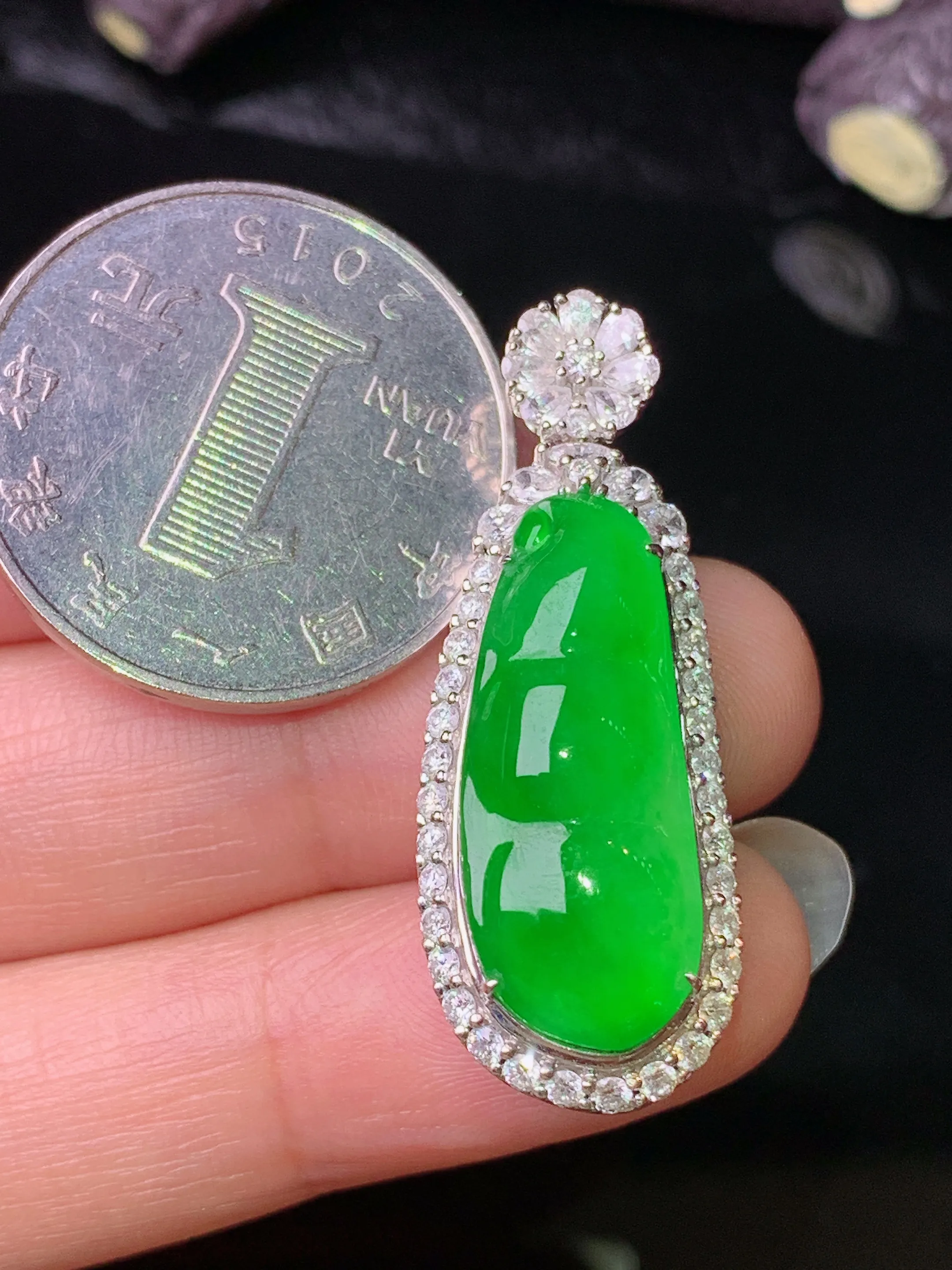 18k金钻镶嵌满绿四季豆吊坠 玉质细腻 色泽清新艳丽 整体尺寸35.6*13.5*11