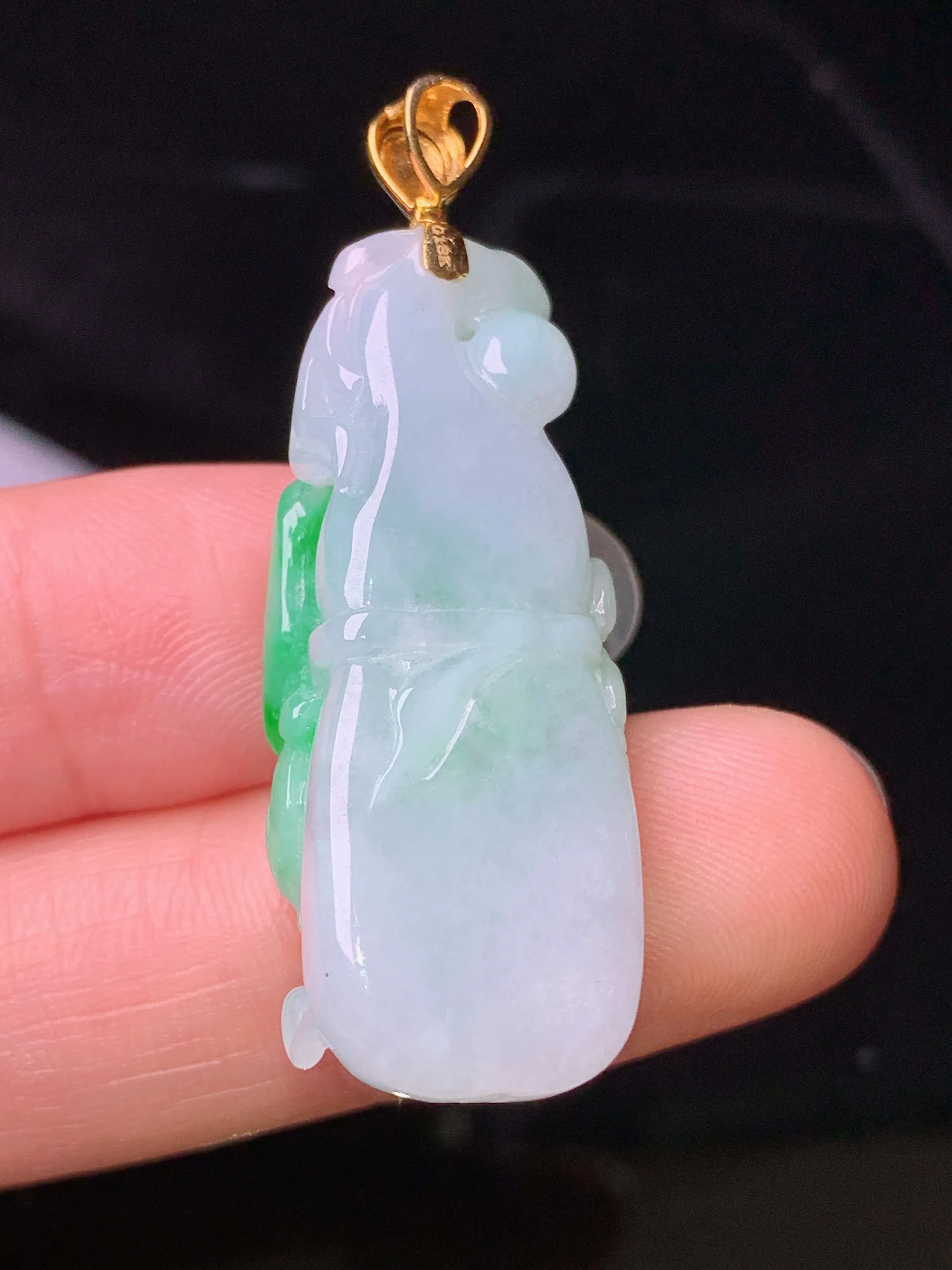 18k金镶嵌飘绿如意吊坠 玉质细腻 色泽清新艳丽 整体尺寸41.7*13.8*9.3