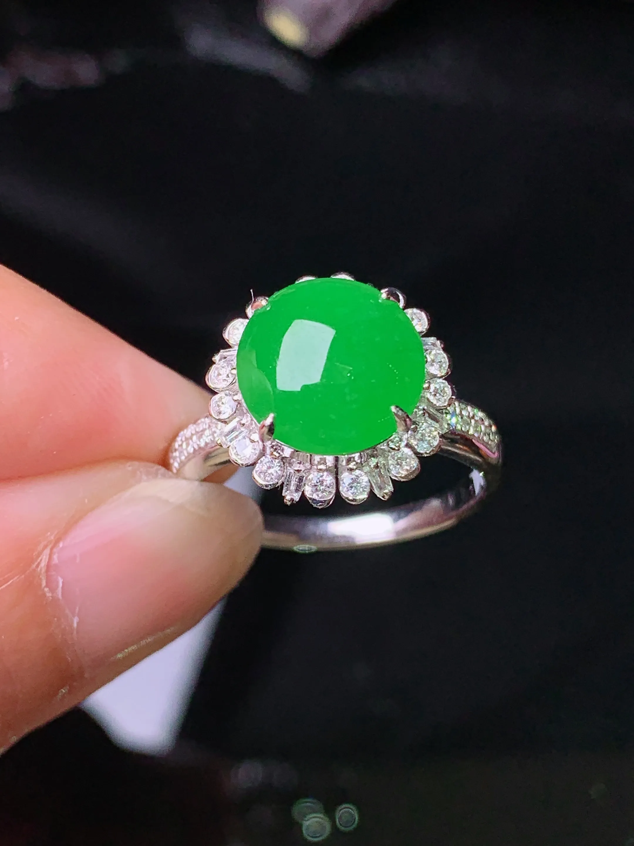 18k金钻镶嵌满绿蛋面戒指 玉质细腻 色泽清新艳丽 圈口14 整体尺寸13.5*13*10