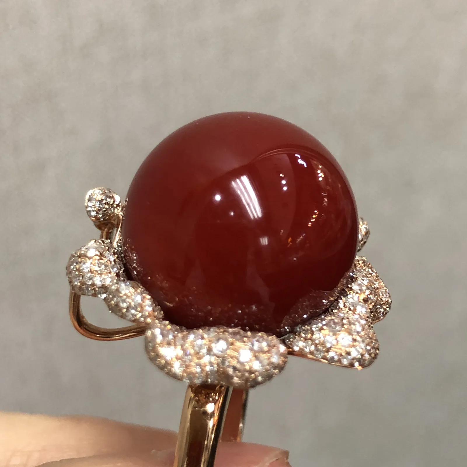 【天然日本阿卡牛血红珊瑚17.3mm豪华大圆珠戒指吊坠两用款】️遇不可求！豪华款！戒指吊坠两用款！天然无添加无优化，日本产地，阿卡材料，牛血红颜色，18K真金钻石满钻两用款豪华镶嵌！裸石尺寸17.3*17.3*17.3mm，整体尺寸24.6*24.3*20.2mm，重量为17.59克。圈口直径为18.2，圈口号为16.5，玻璃光泽强，具有收藏价值！