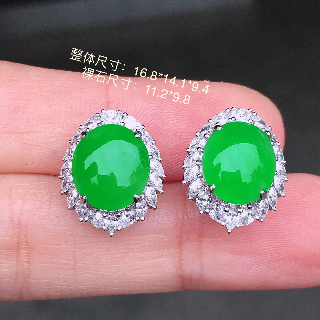 阳绿蛋面耳钉，色泽均匀艳丽，玉质细腻，荧光感超
强，饱满圆润，尽显优雅气质，18k
金豪华镶嵌