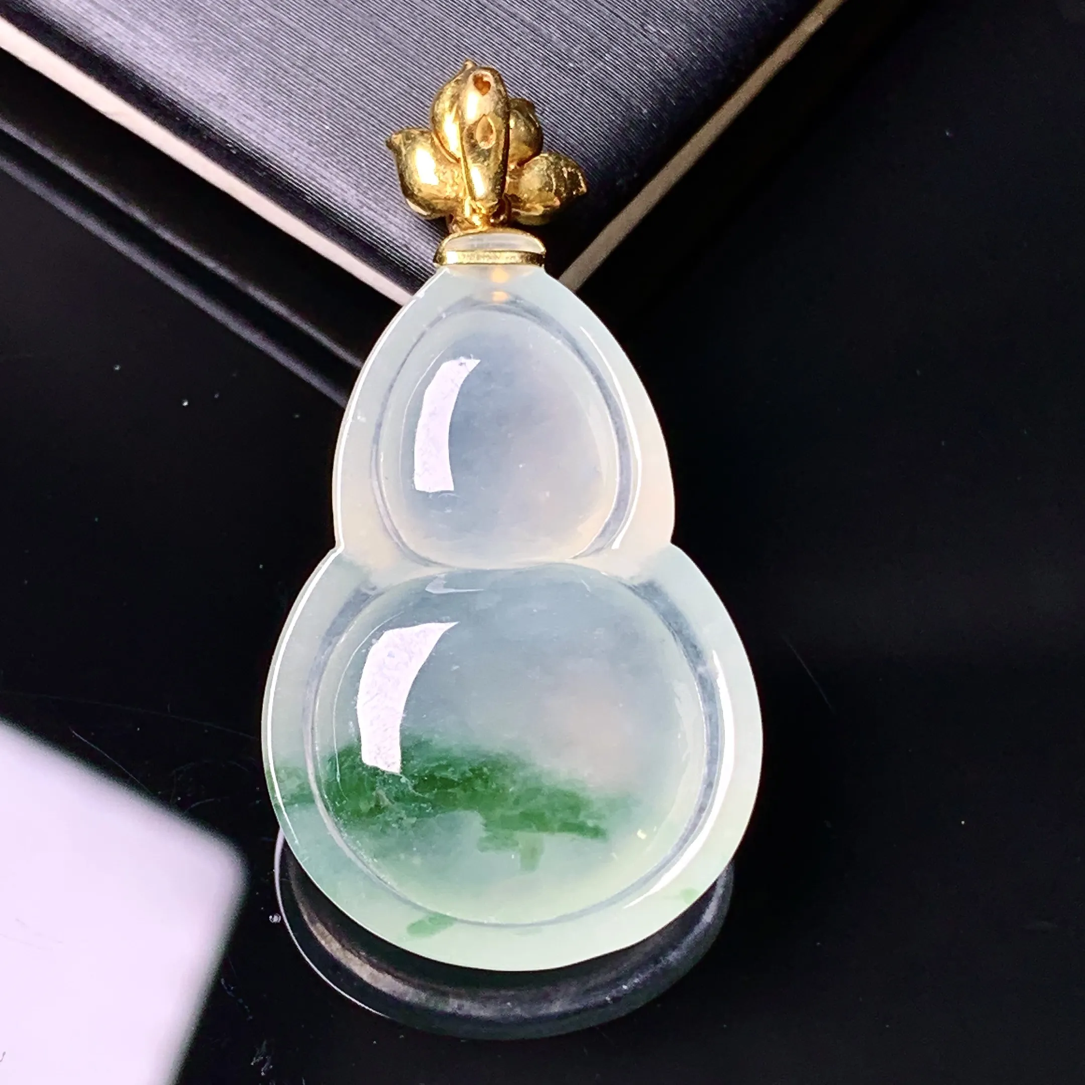 18k金镶嵌飘绿葫芦吊坠 玉质细腻 色泽清新艳丽 整体尺寸36.2*18.5*5.8