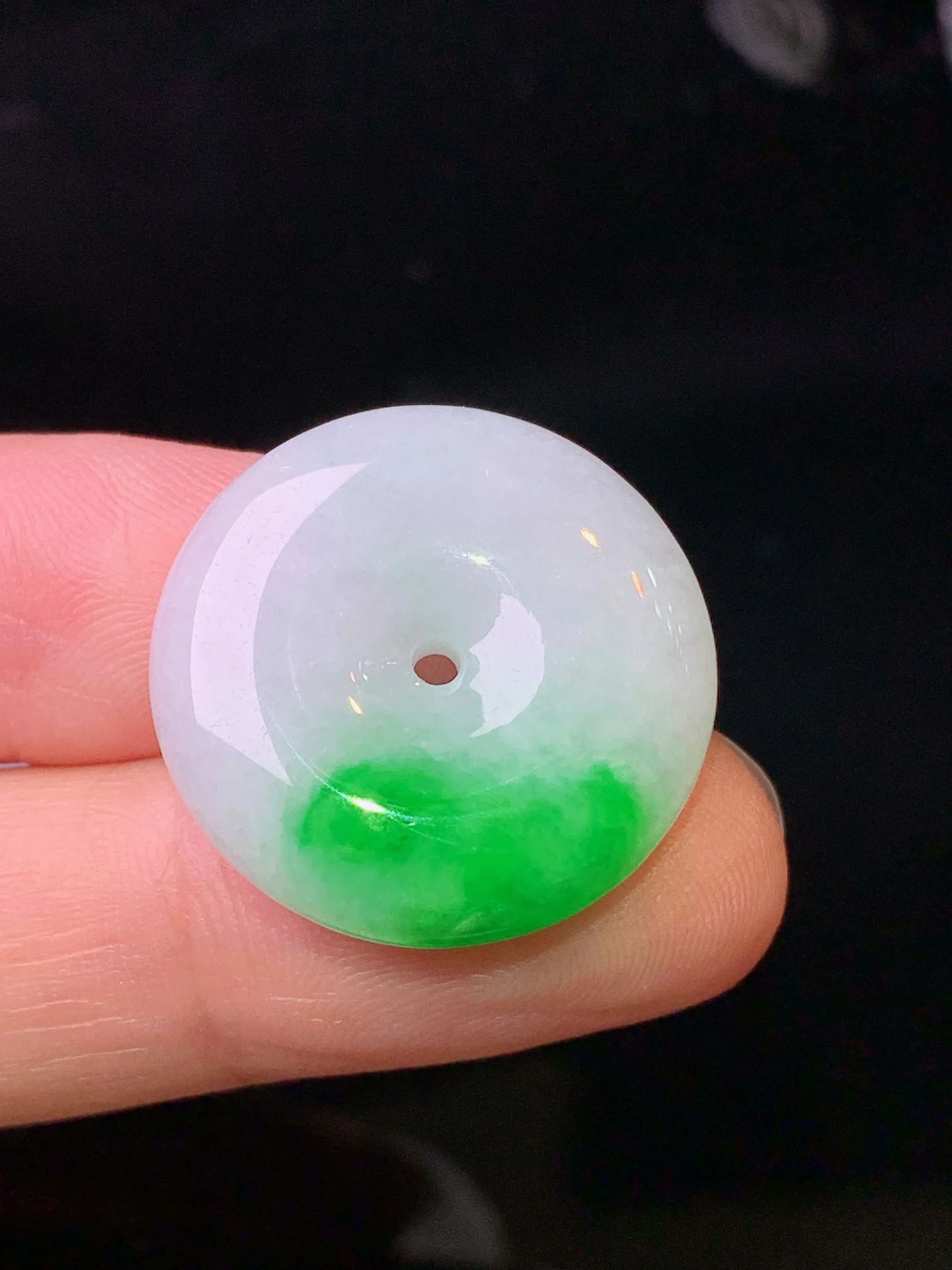 飘绿平安扣吊坠 玉质细腻 色泽清新艳丽 整体尺寸22.8*5.8