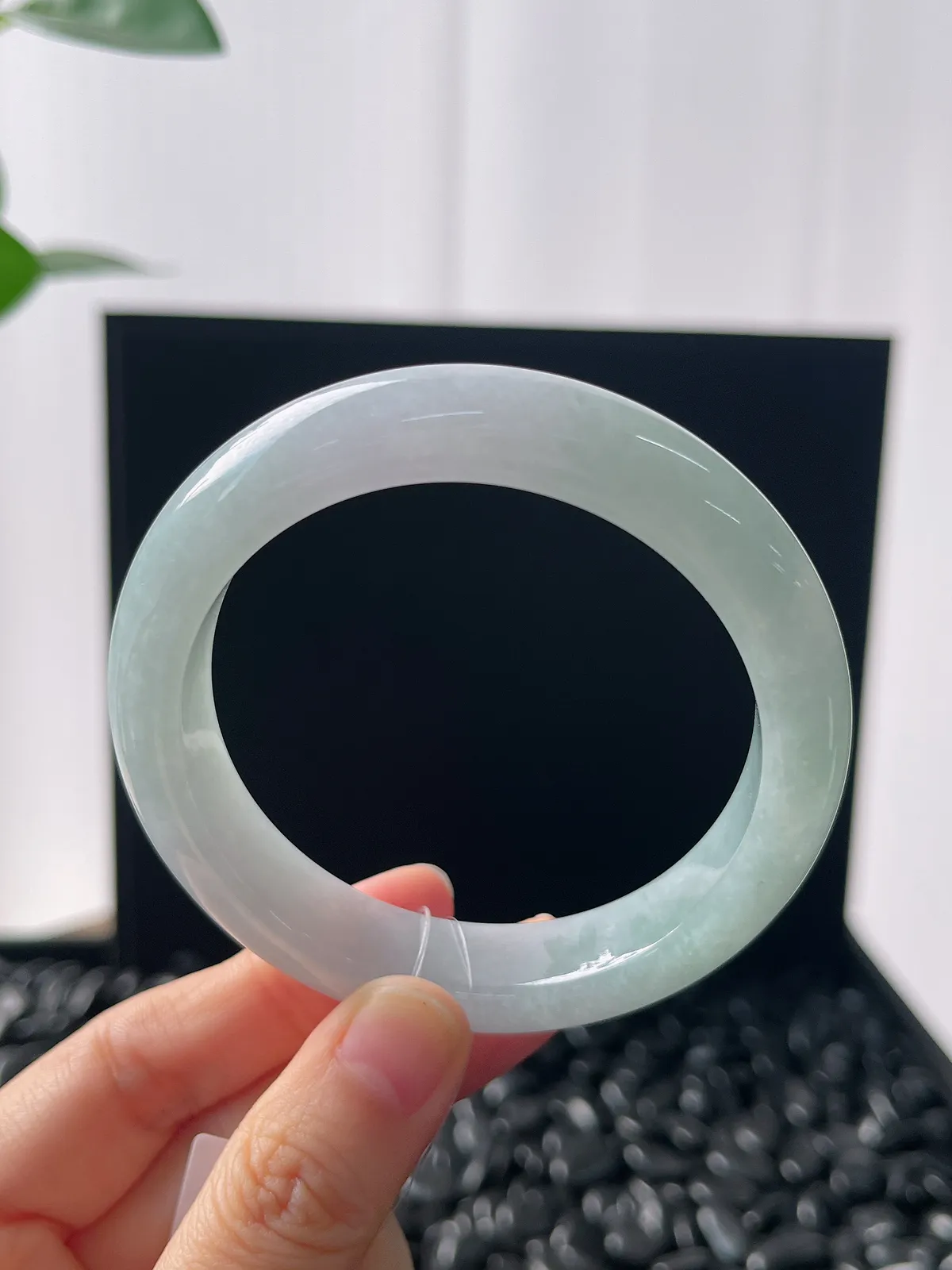 正圈56圈口，翡翠冰糯种浅绿底飘淡紫手镯