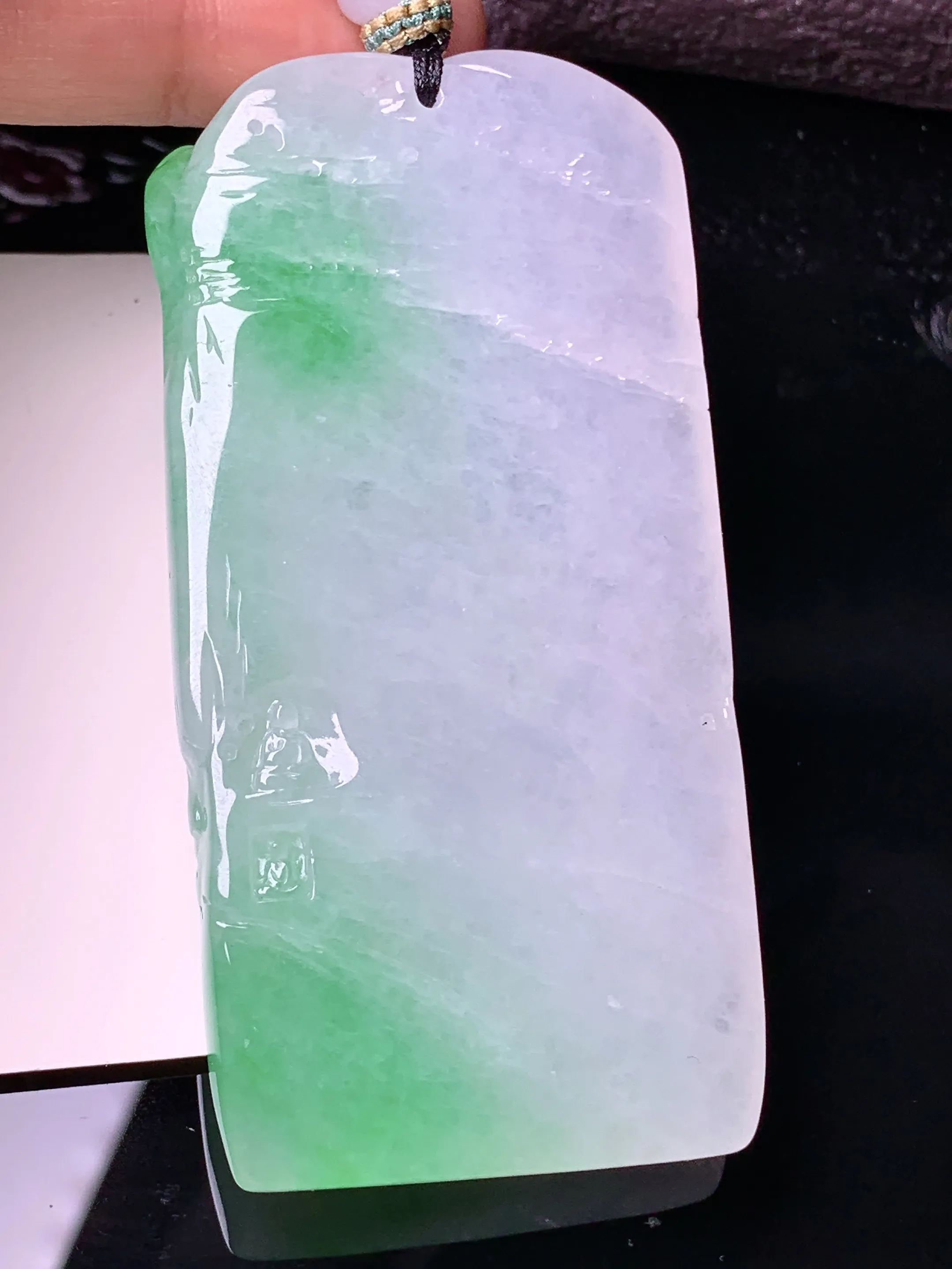 飘绿观音菩萨吊坠 玉质细腻 色泽清新艳丽 整体尺寸74.8*36.2*10.8