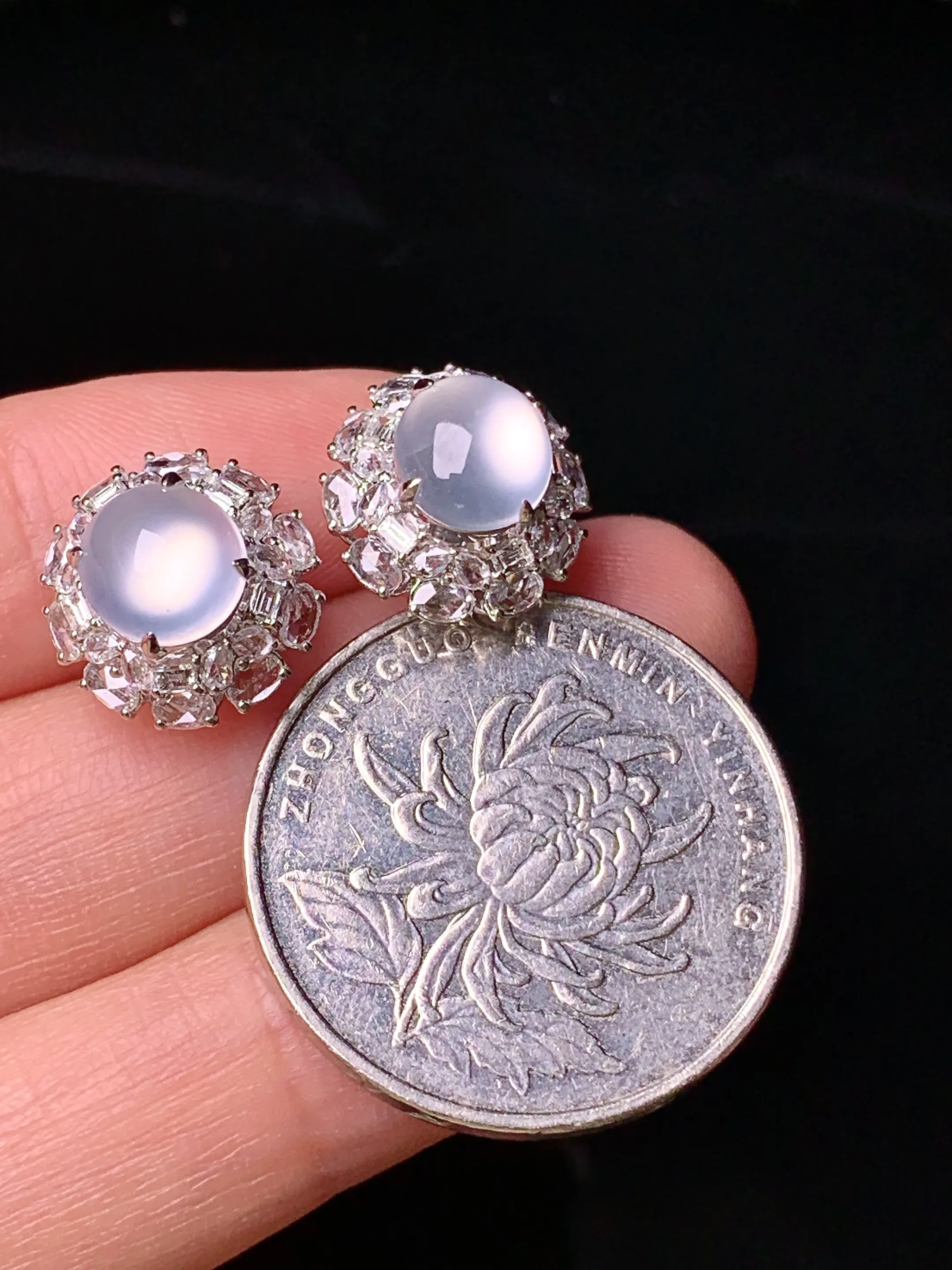 18k金钻镶嵌冰种蛋面耳钉 玉质细腻 色泽清新艳丽 整体尺寸13*12.3*9.1