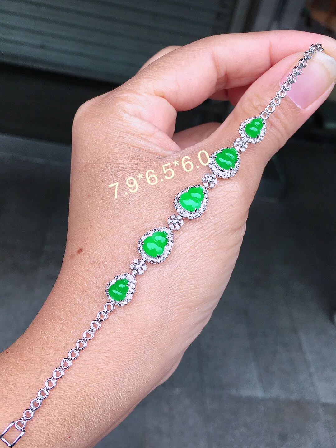 阳绿葫芦手链，色泽均匀艳丽，玉质细腻，荧光感超
强，饱满圆润，尽显优雅气质，18k
金豪华镶嵌