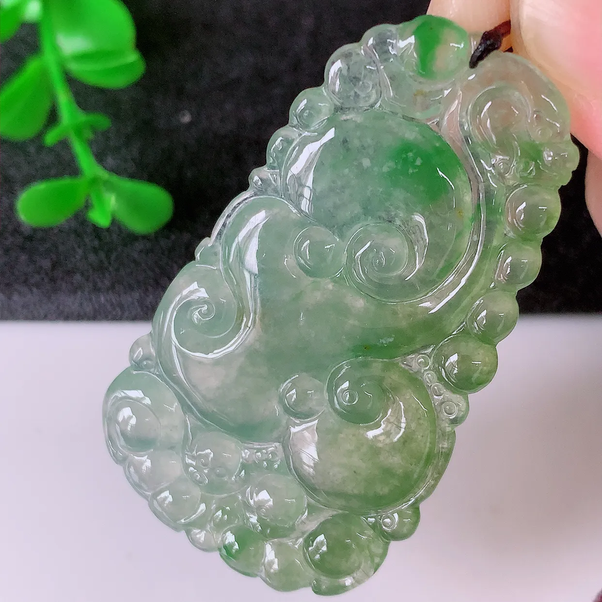 自然光实拍，冰种黄加绿翡翠如意吊坠，玉坠百搭又精致，寓意着吉祥，事事如意！#01.17