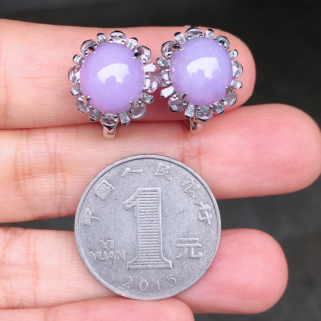 紫罗兰蛋面耳钉，色泽均匀艳丽，玉质细腻，荧光感超
强，饱满圆润，尽显优雅气质，18k
金豪华镶嵌