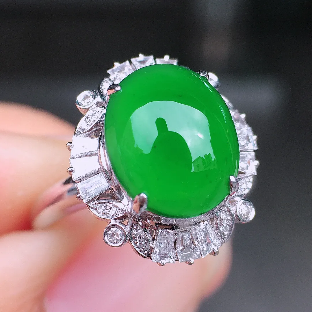 满绿蛋面戒指，色泽均匀浓郁，玉质细腻，荧光感超
强，饱满圆润，尽显优雅气质，18k
金豪华镶嵌