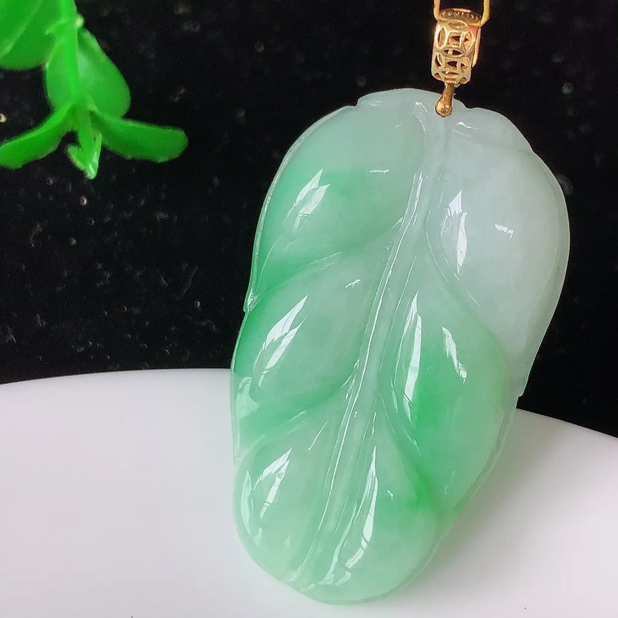 18K金镶嵌飘绿翡翠叶子吊坠 ，种水足，色泽清新，工艺精湛，叶子寓意美好；金枝玉叶，事业有成。#35.17整体41裸石35.5*21*5.5