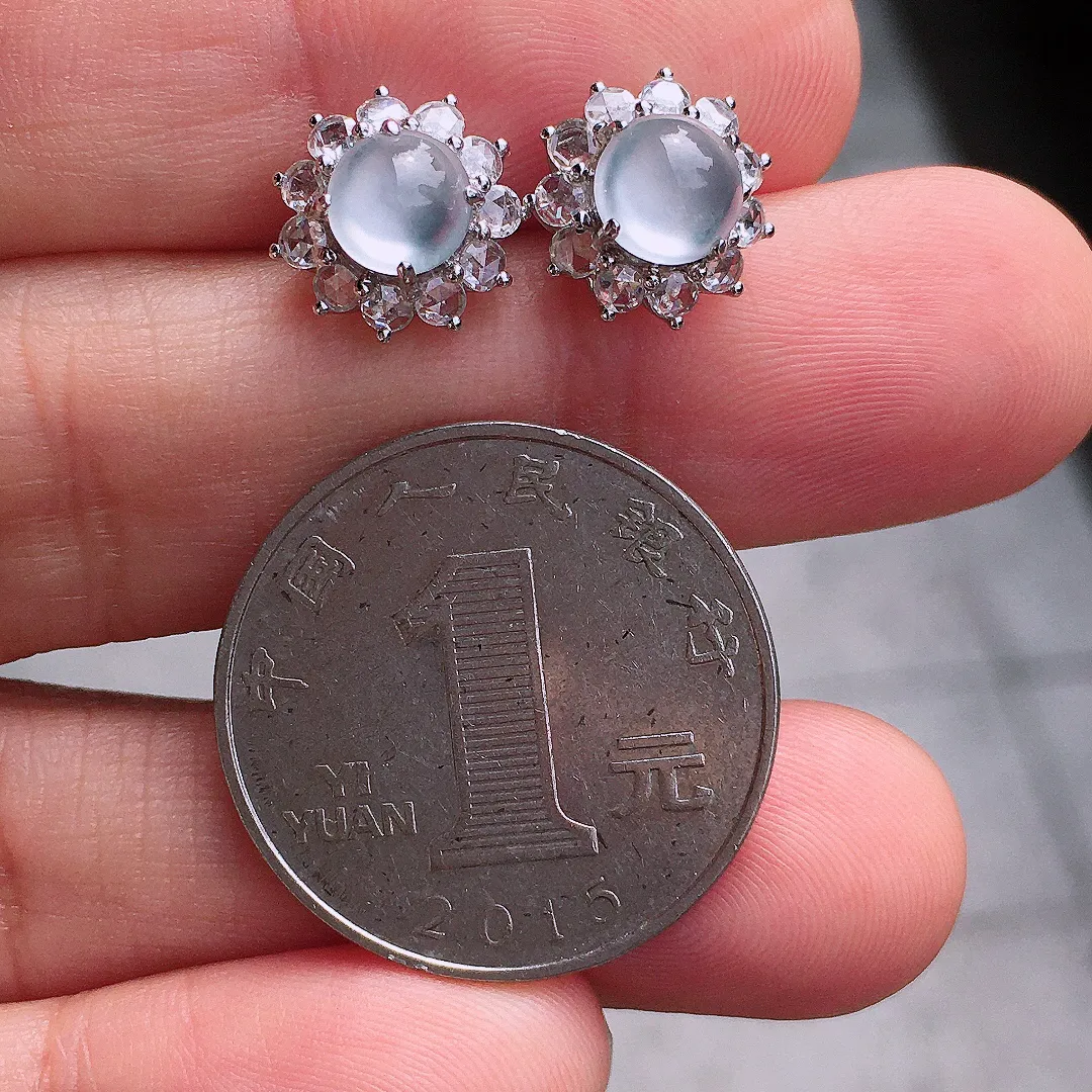 玻璃种蛋面耳钉，玉质细腻，荧光感超
强，饱满圆润，尽显优雅气质，18k
金豪华镶嵌