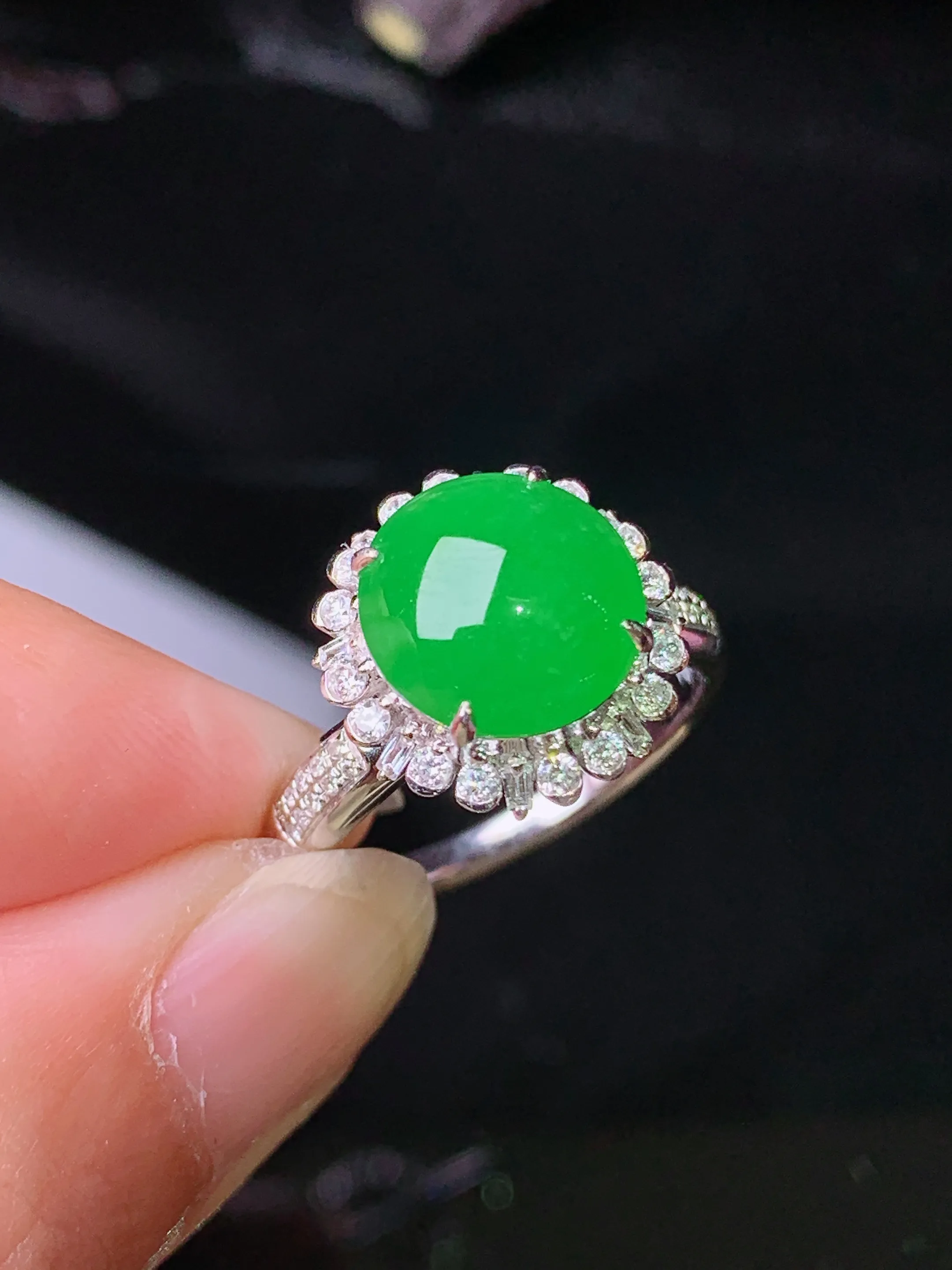 18k金钻镶嵌满绿蛋面戒指 玉质细腻 色泽清新艳丽 圈口14 整体尺寸13.5*13*10