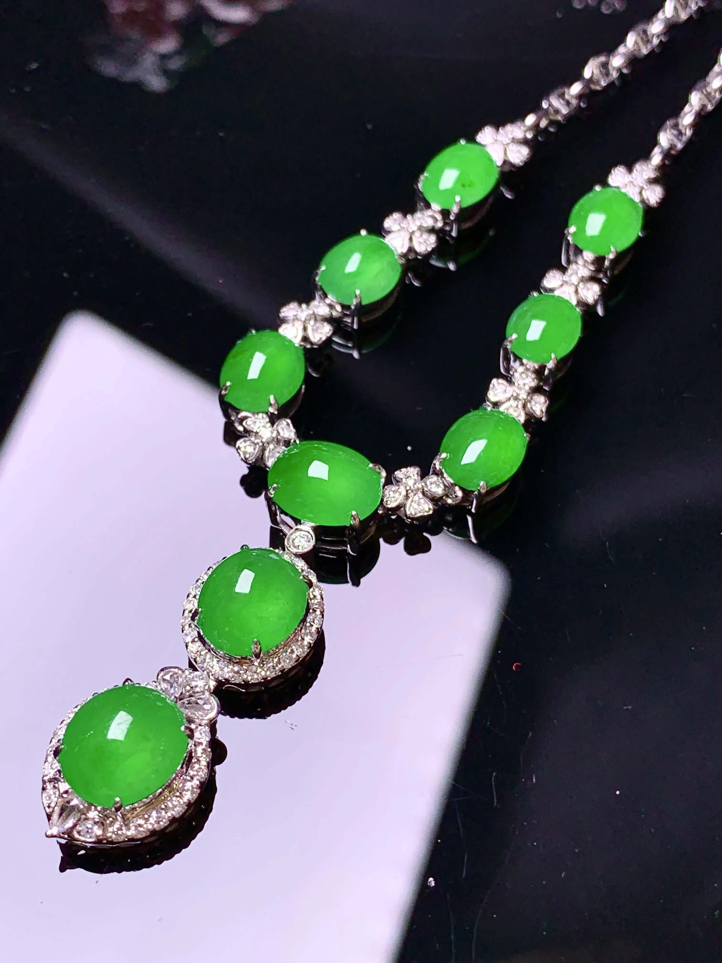 18k金钻镶嵌满绿蛋面项链 玉质细腻 色泽清新艳丽 整体尺寸67*9.8*7.6