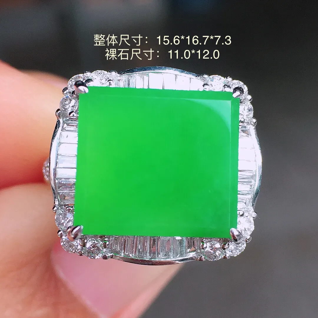 阳绿马鞍戒指，色泽均匀艳丽，玉质细腻，荧光感超
强，饱满圆润，尽显优雅气质，18k
金豪华镶嵌