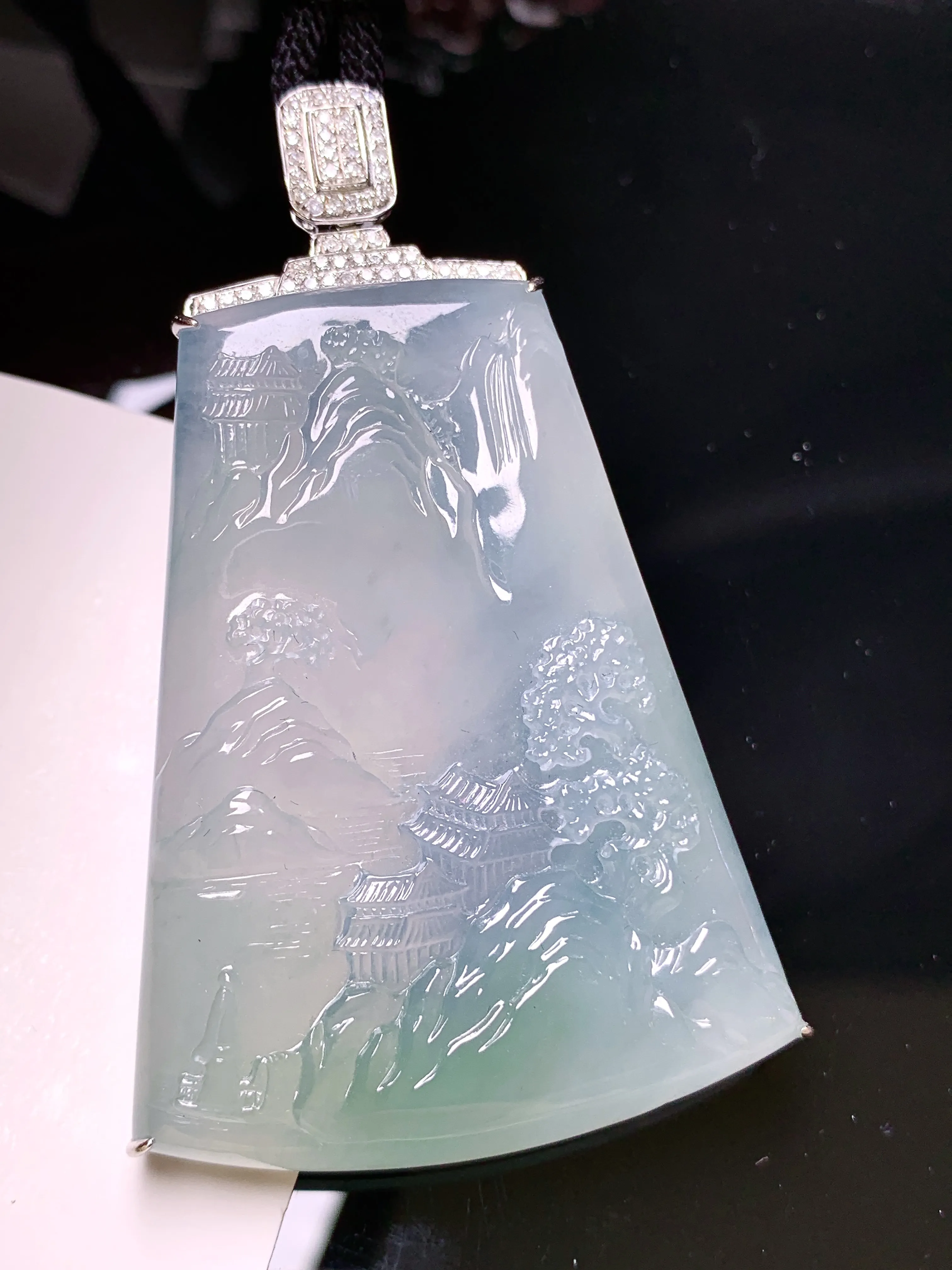 18k金钻镶嵌冰种山水牌子吊坠 玉质细腻 色泽清新艳丽 整体尺寸65.3*40.5*10