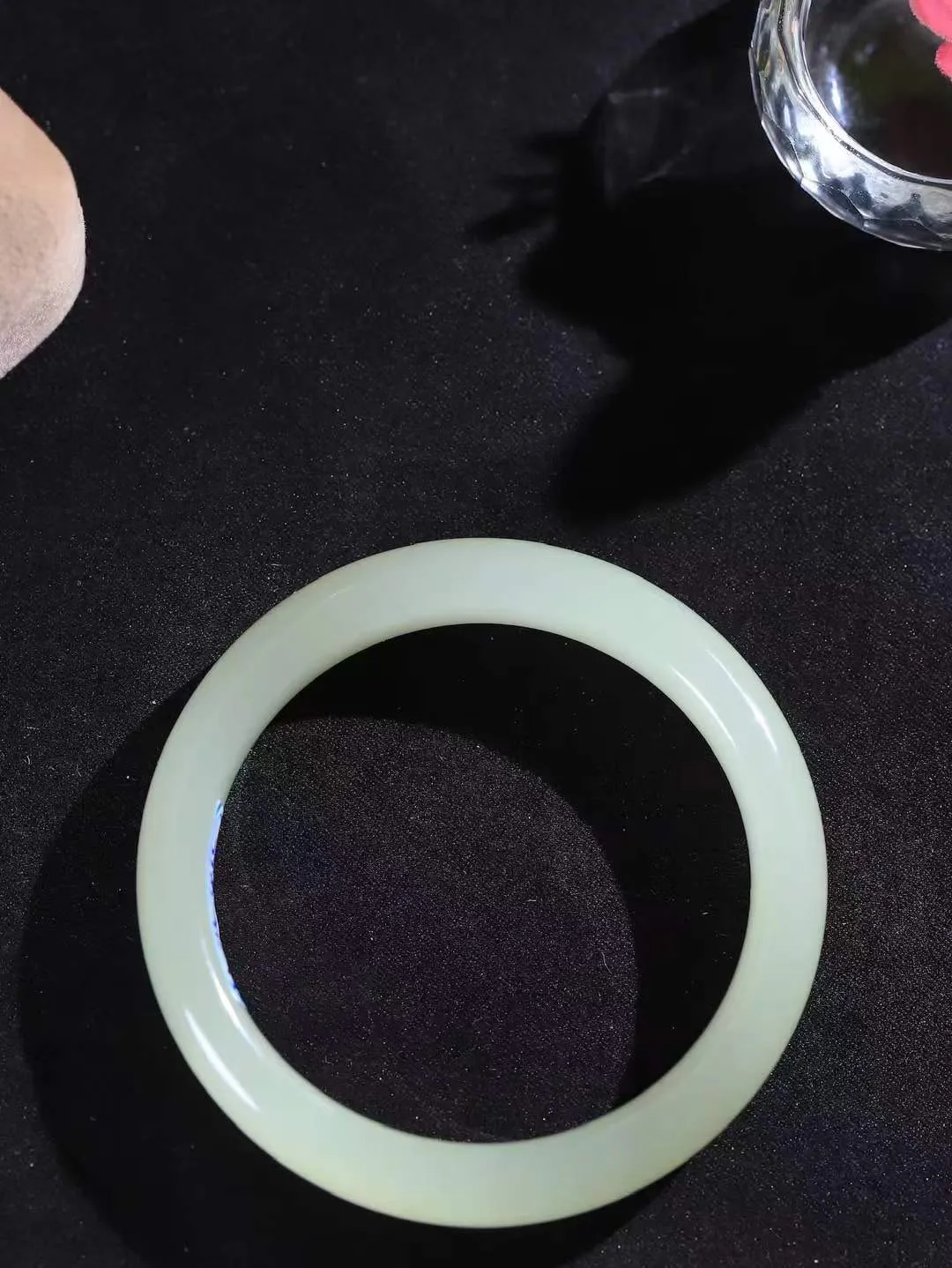 【岁月之韵.手镯】

精品和田玉晴水手镯，色泽淡雅如雨后初晴的天空，清新脱俗。手镯圆润饱满，寓意圆满和谐，承载着岁月的温柔与时光的沉淀。无论是日常佩戴还是珍藏，都是对美好生活的诗意表达。重41.5克  尺寸52-11.7-7.4mm  561101874A