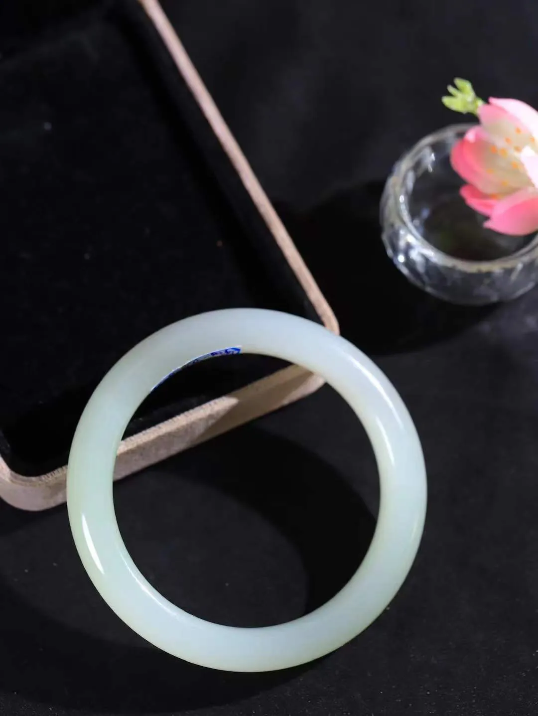 （一见倾心.手镯）

精品和田玉三色手镯，玉质温润细腻 油性十足 手感舒适，高华雅逸，线条流畅，简约大气，美自天成，素雅高贵。佩戴于腕间，婉约之美，举手投足间透出那低调奢华。重50克  尺寸55-11.6-8.9mm  561141836A