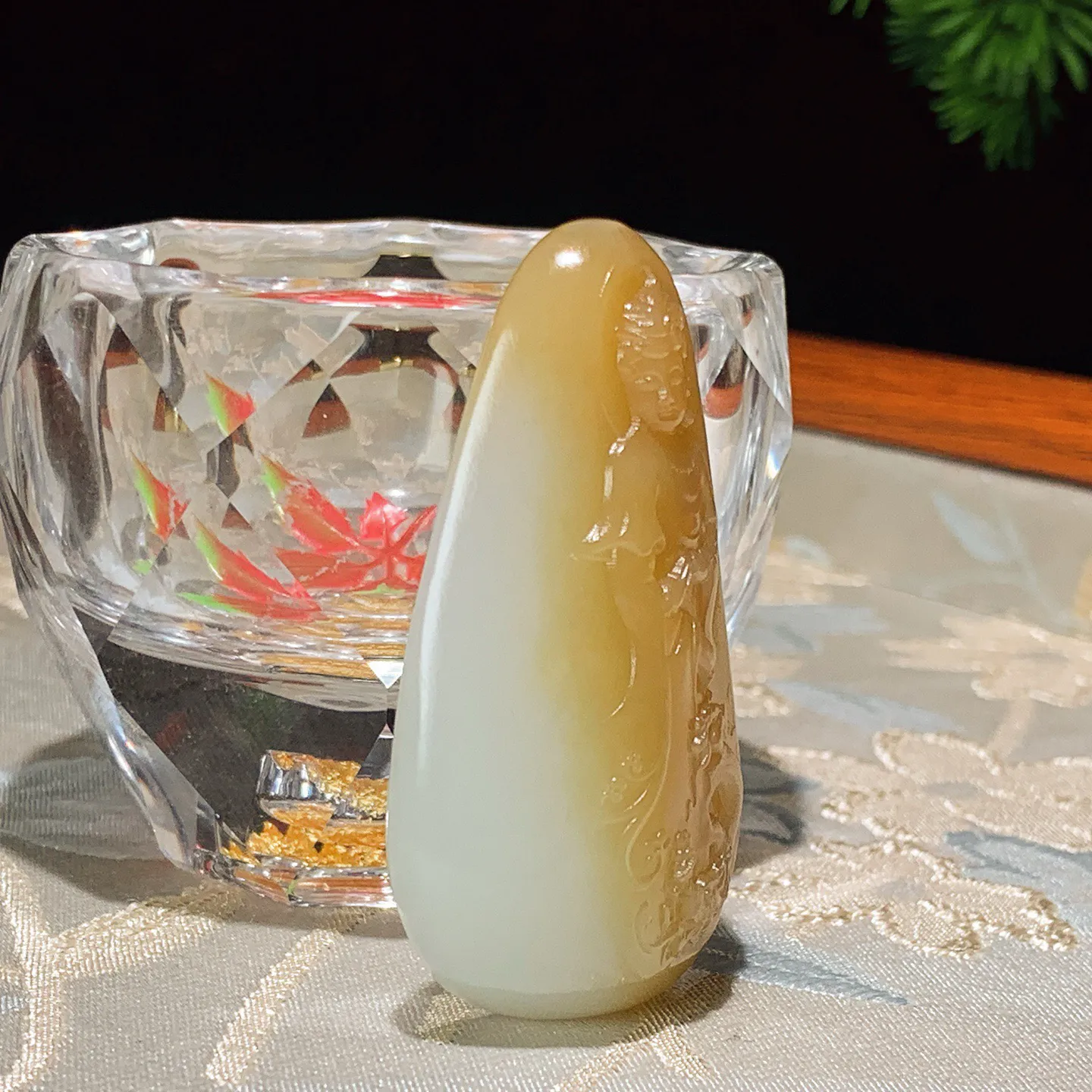 新疆和田玉且末糖站观音挂件。尺寸54/28/13重24克。玉质细腻油润。手推出油。佩戴高端典雅。lt251118