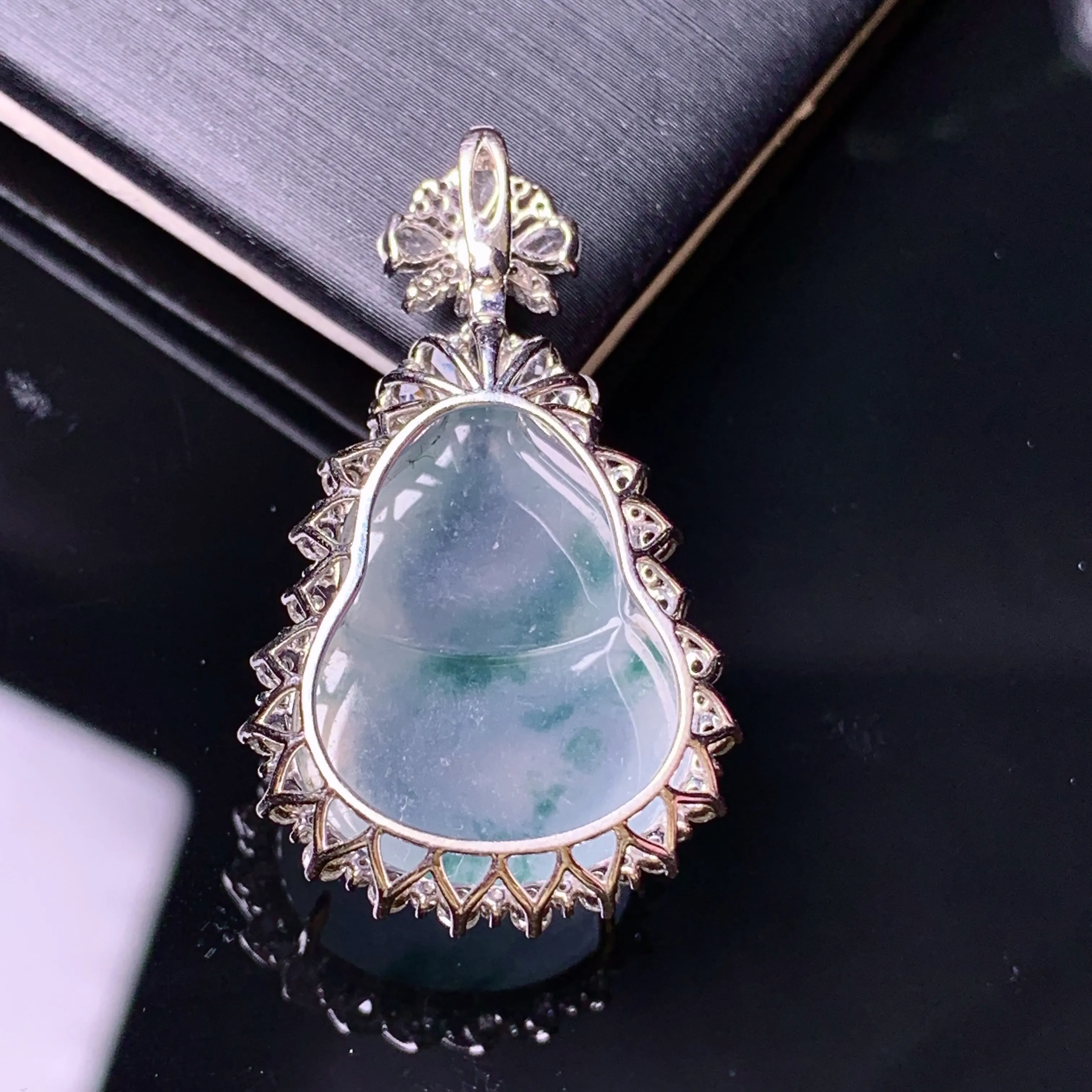 18k金钻镶嵌冰种飘绿葫芦吊坠 玉质细腻 色泽清新艳丽 整体尺寸31.7*18.7*10.7