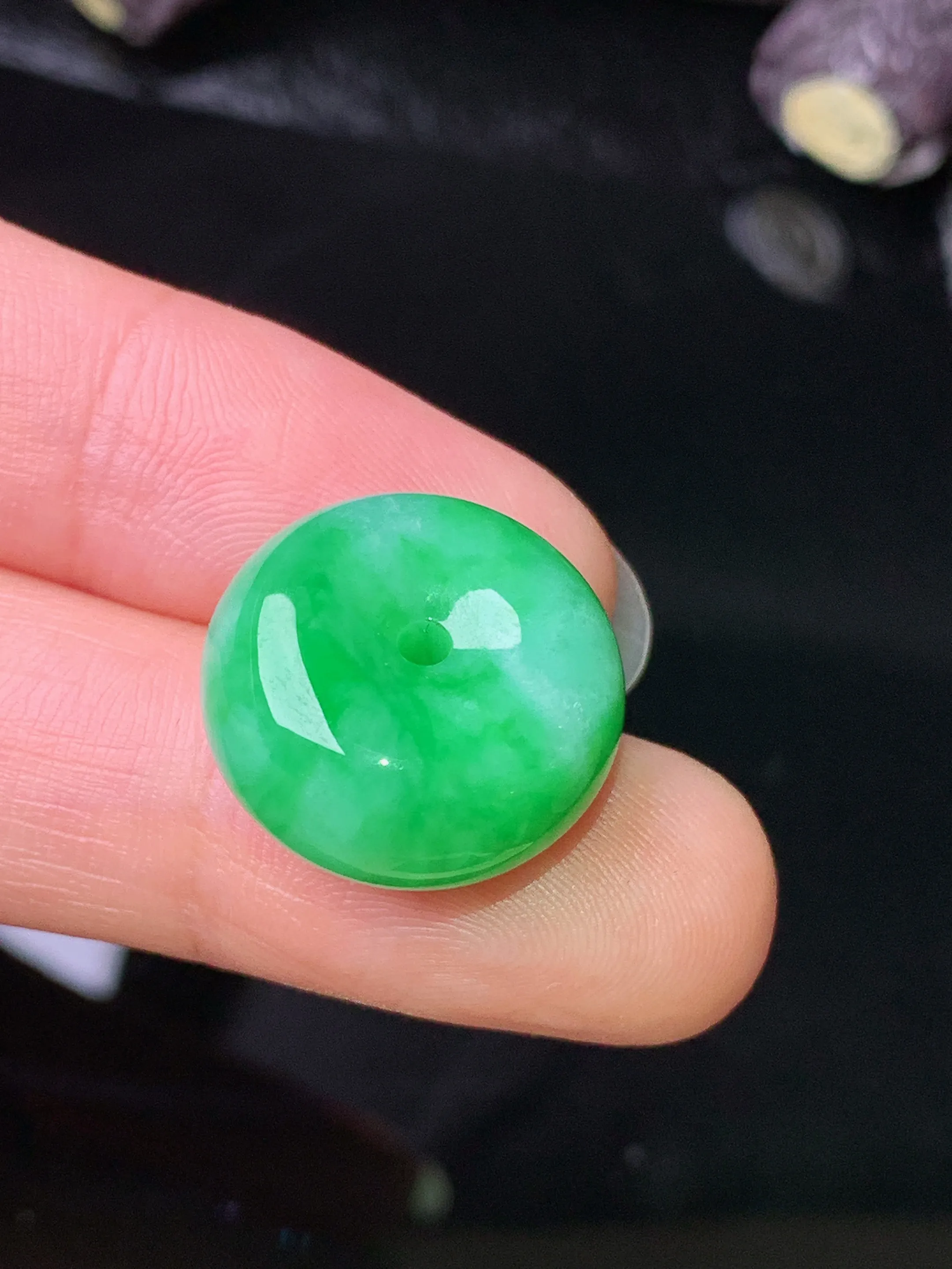 翠绿路路通吊坠 玉质细腻 色泽清新艳丽 整体尺寸17.2*9