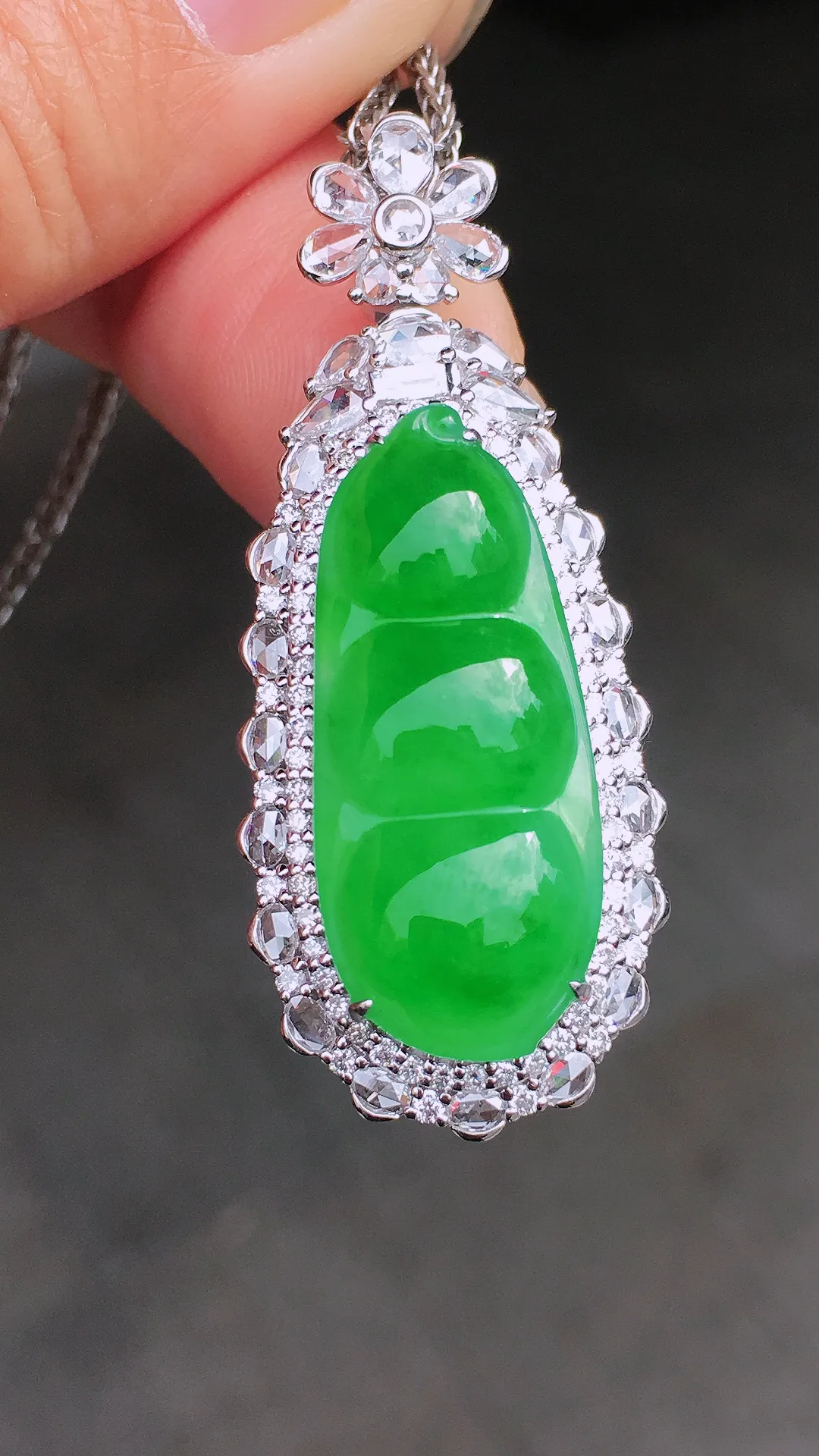 阳绿福豆吊坠，色泽均匀艳丽，玉质细腻，荧光感超
强，饱满圆润，尽显优雅气质，18k
金豪华镶嵌